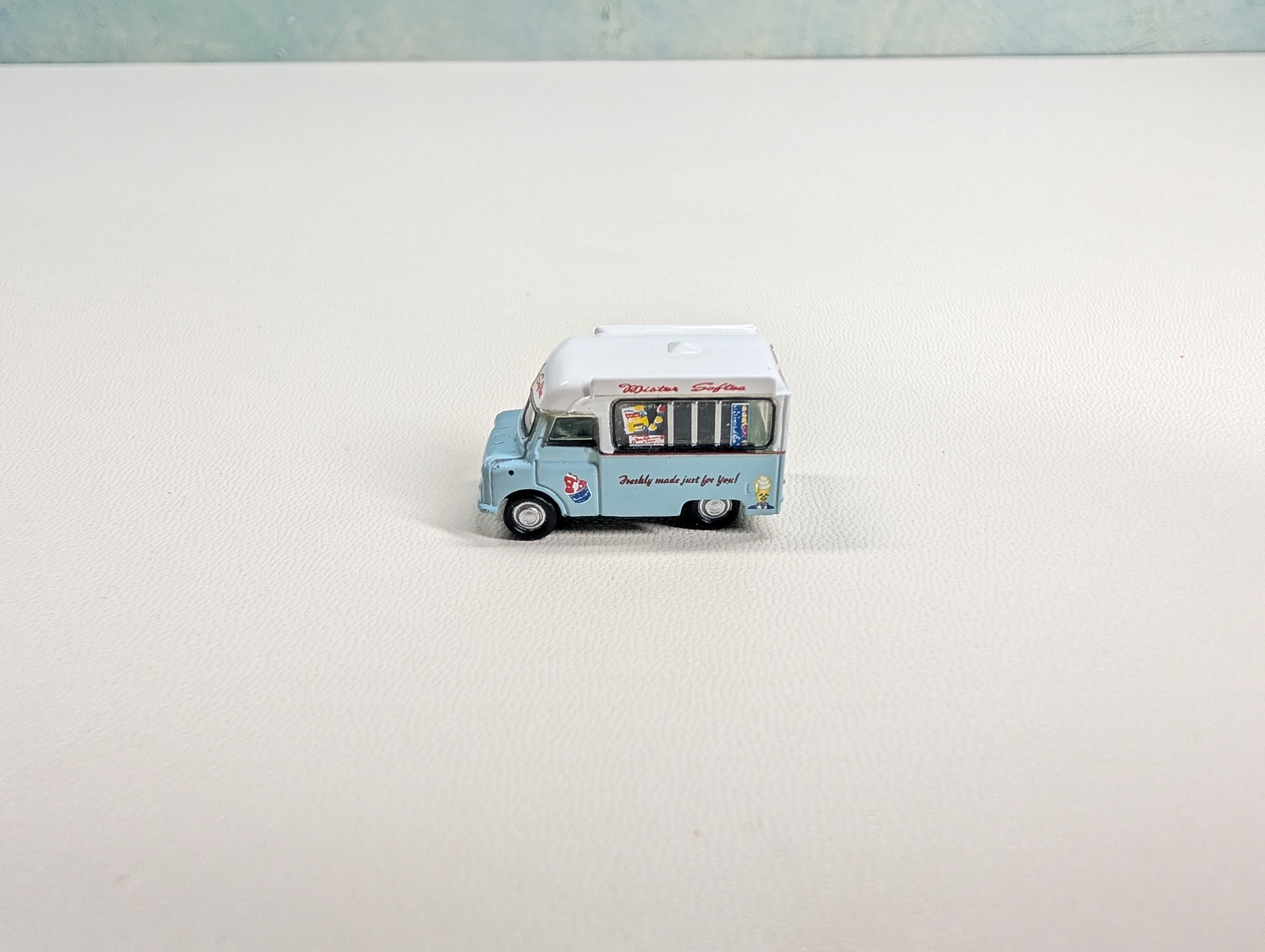USED Oxford Diecast N Scale Mister Softee Ice Cream Truck