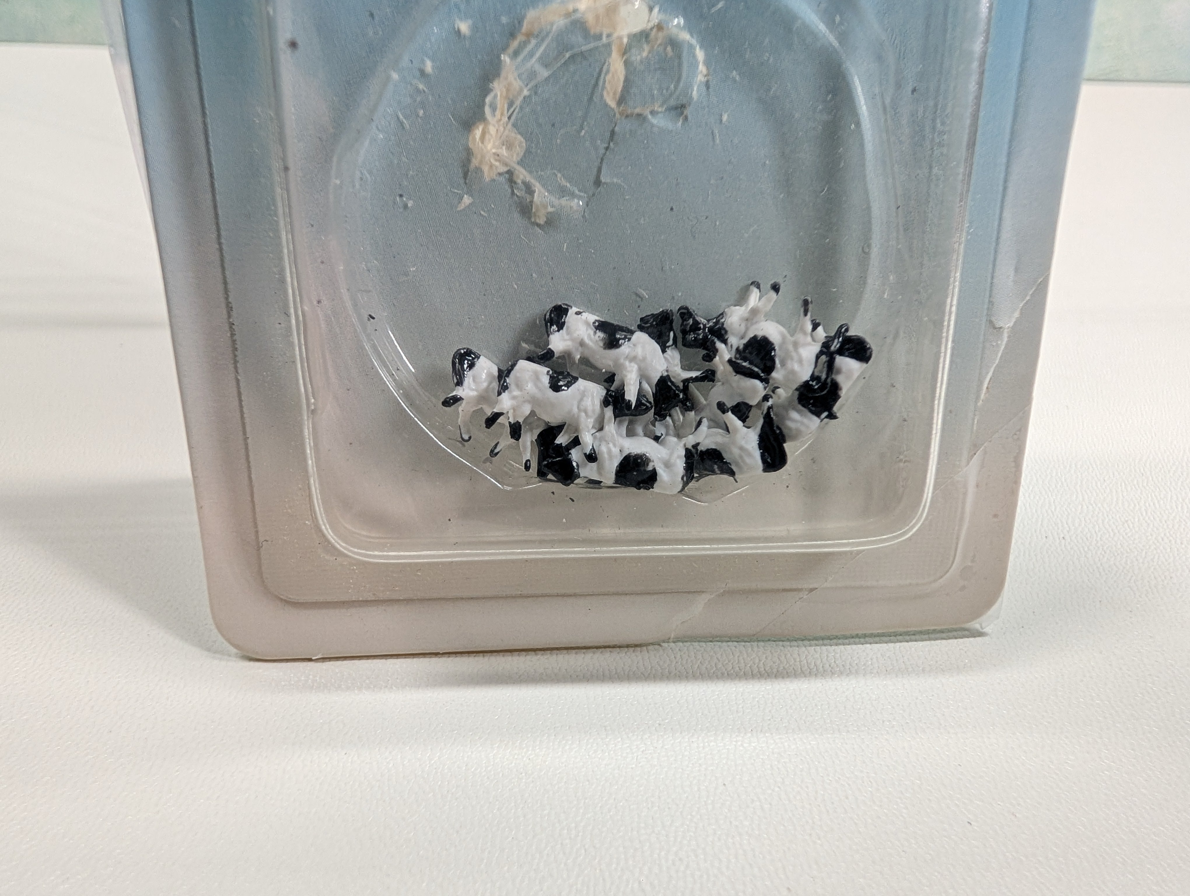 USED Rock Island Hobby #063302 N Scale Black & White Cows (10 pcs)