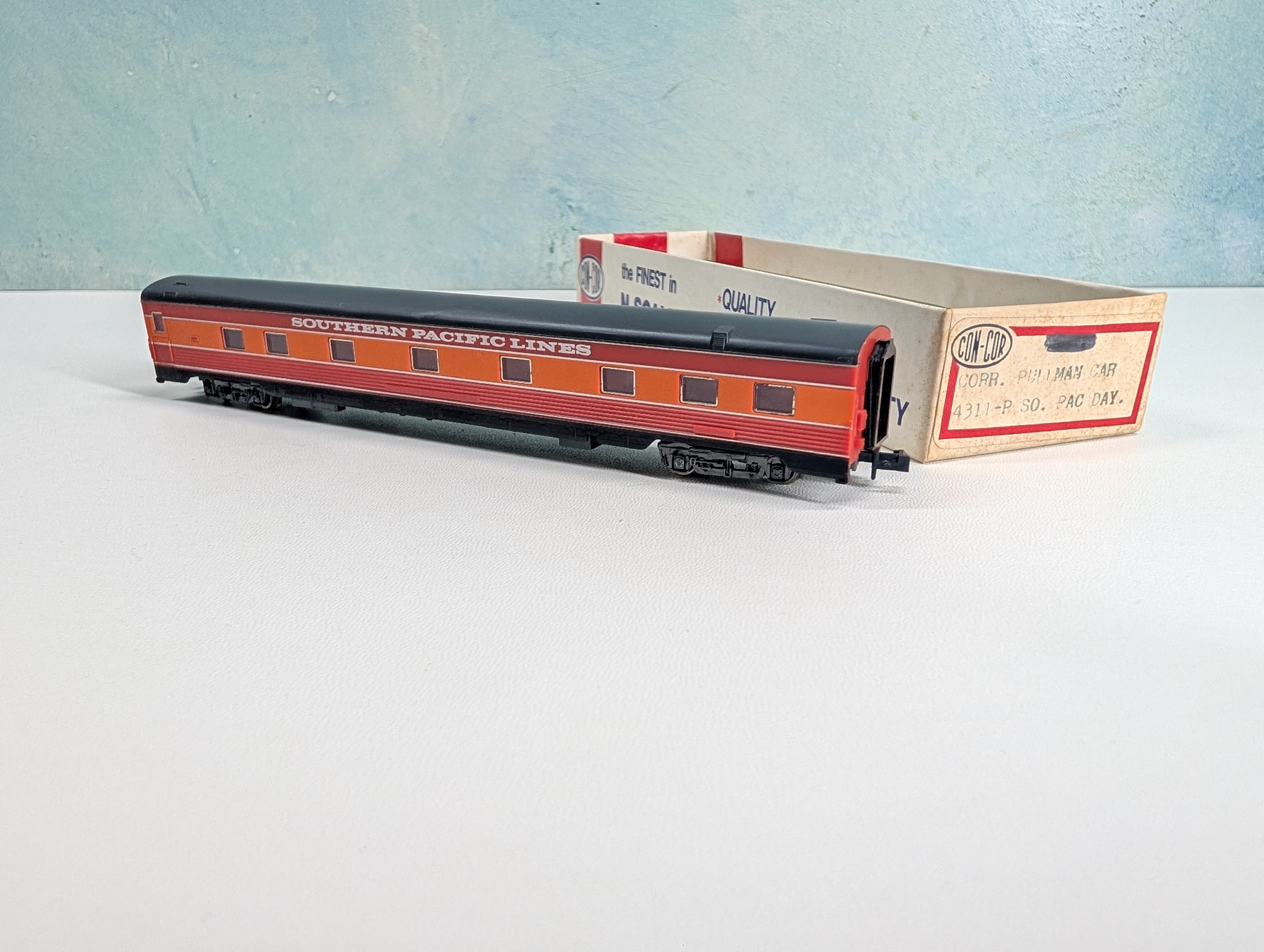 USED Con-Cor N Scale Passenger Car Southern Pacific Lines Daylight