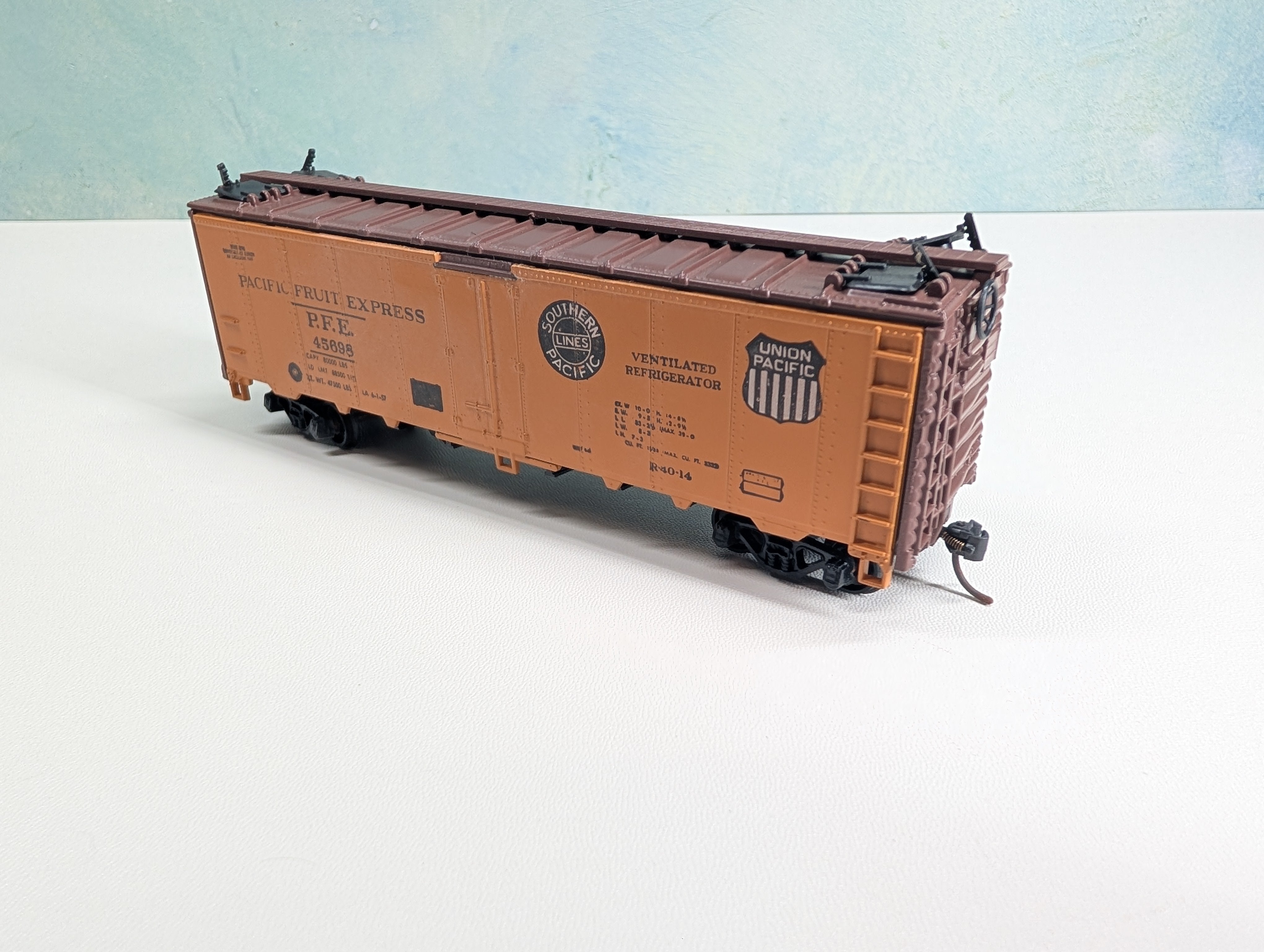 USED Athearn HO Scale 40' Reefer Box Car Pacific Fruit Express PFE #45698