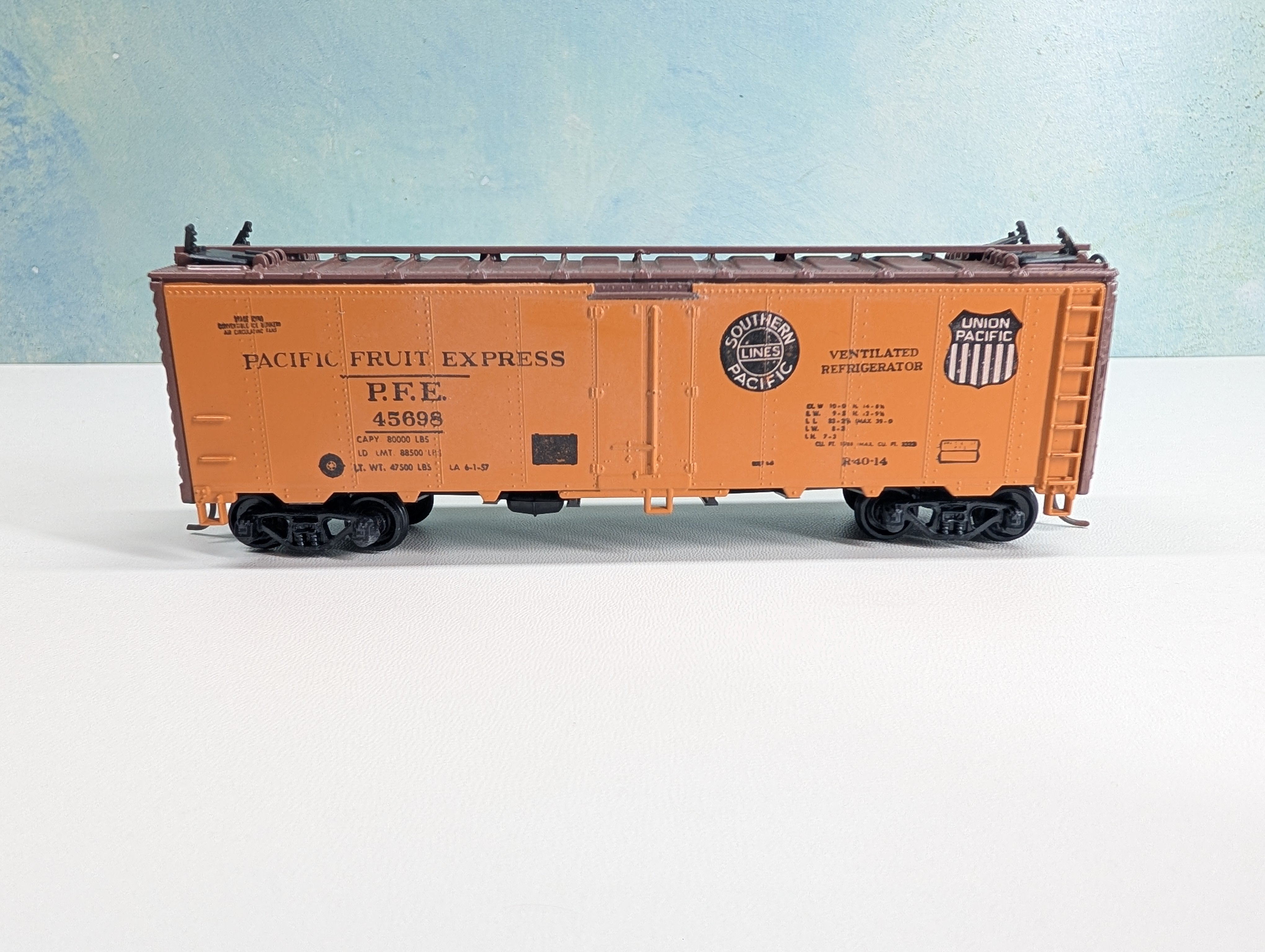 USED Athearn HO Scale 40' Reefer Box Car Pacific Fruit Express PFE #45698