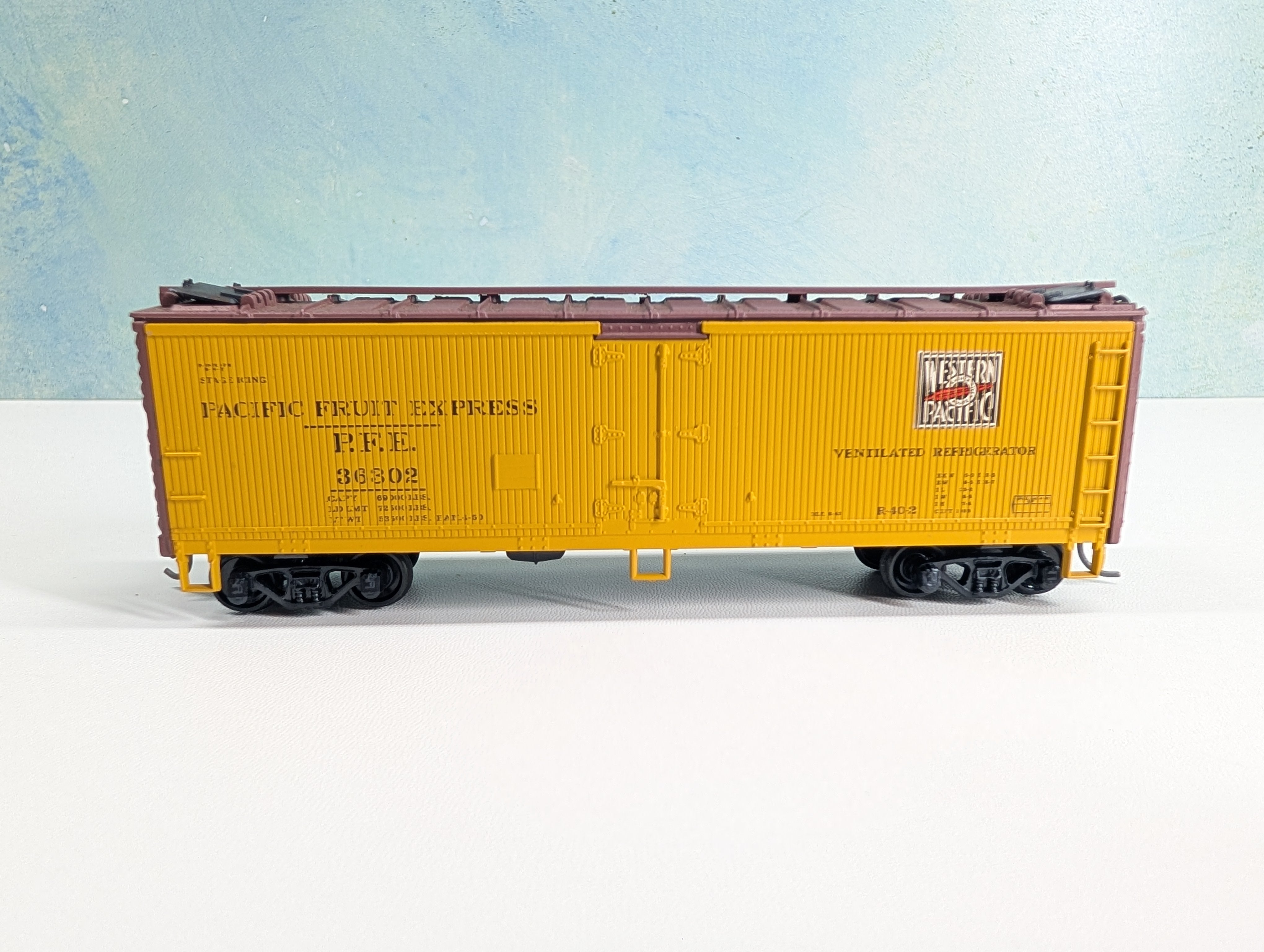 USED Athearn HO Scale 40' Wood Reefer Box Car Pacific Fruit Express PFE #36302 WP
