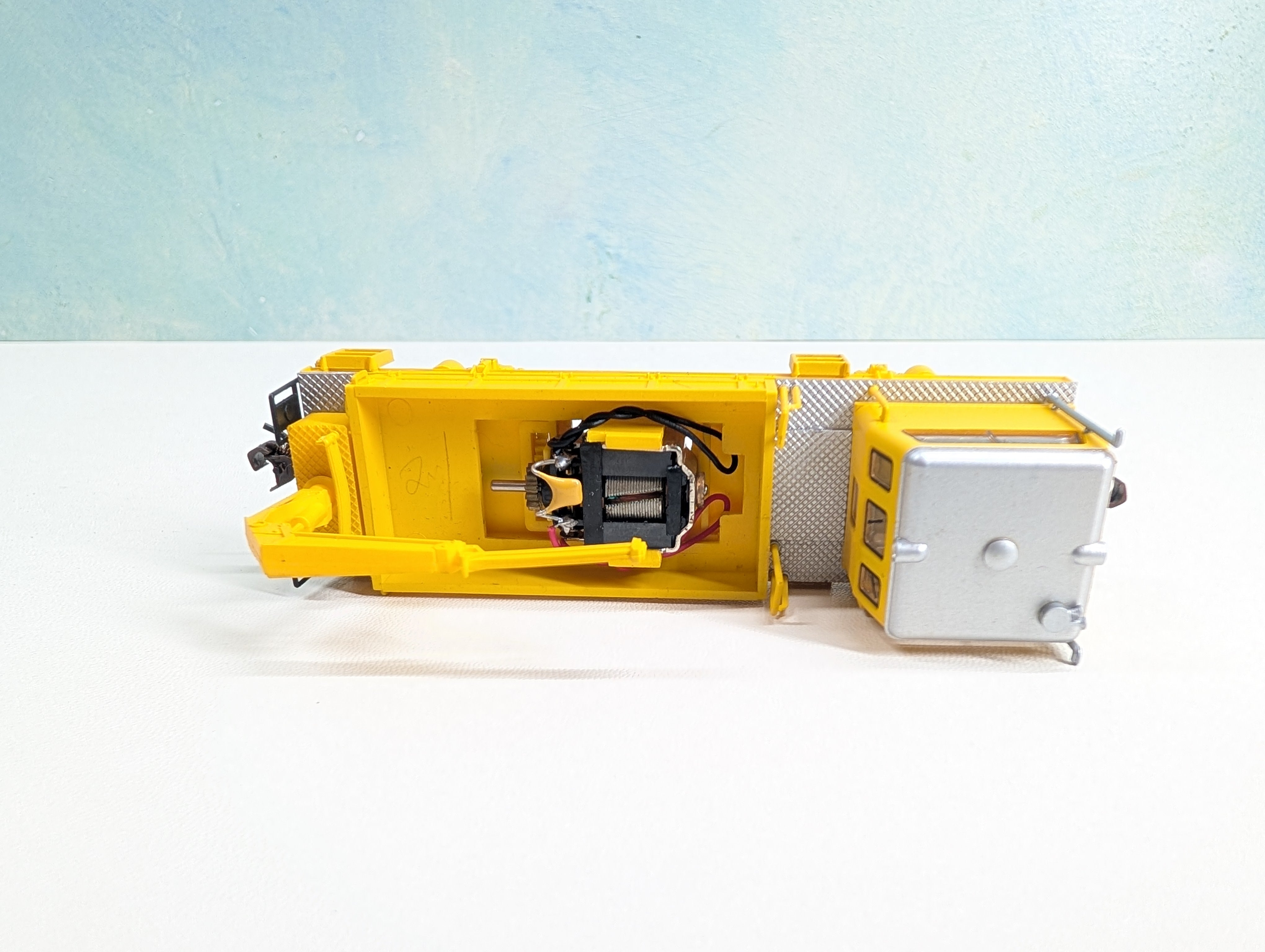 USED Bachmann 16948 HO Scale Self Propelled Ballast Vehicle w/ Crane Maintenance of Way Tested! DC