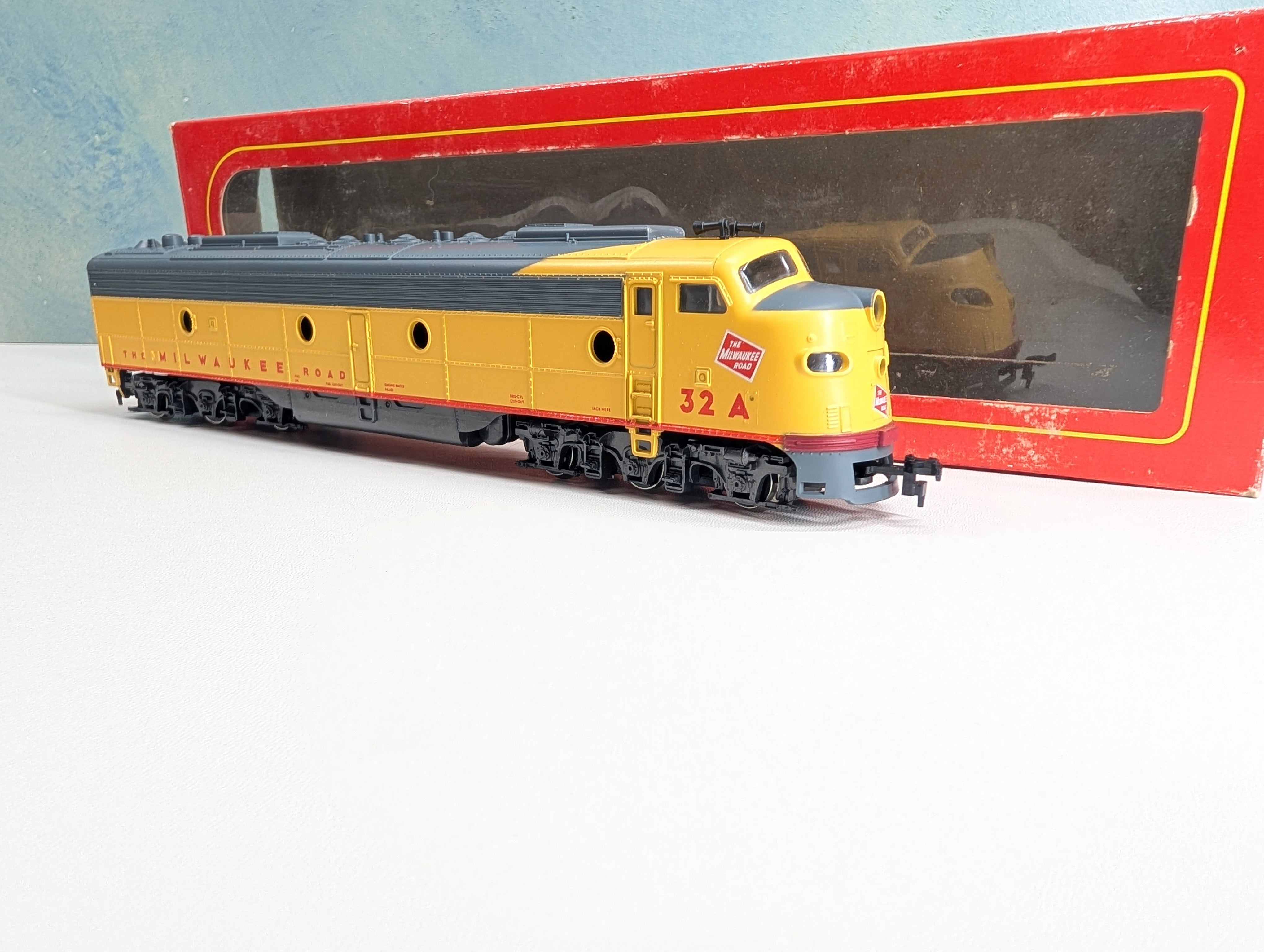 USED IHC 1940 HO Scale E-8A Diesel Locomotive Milwaukee Road #32A Unpowered