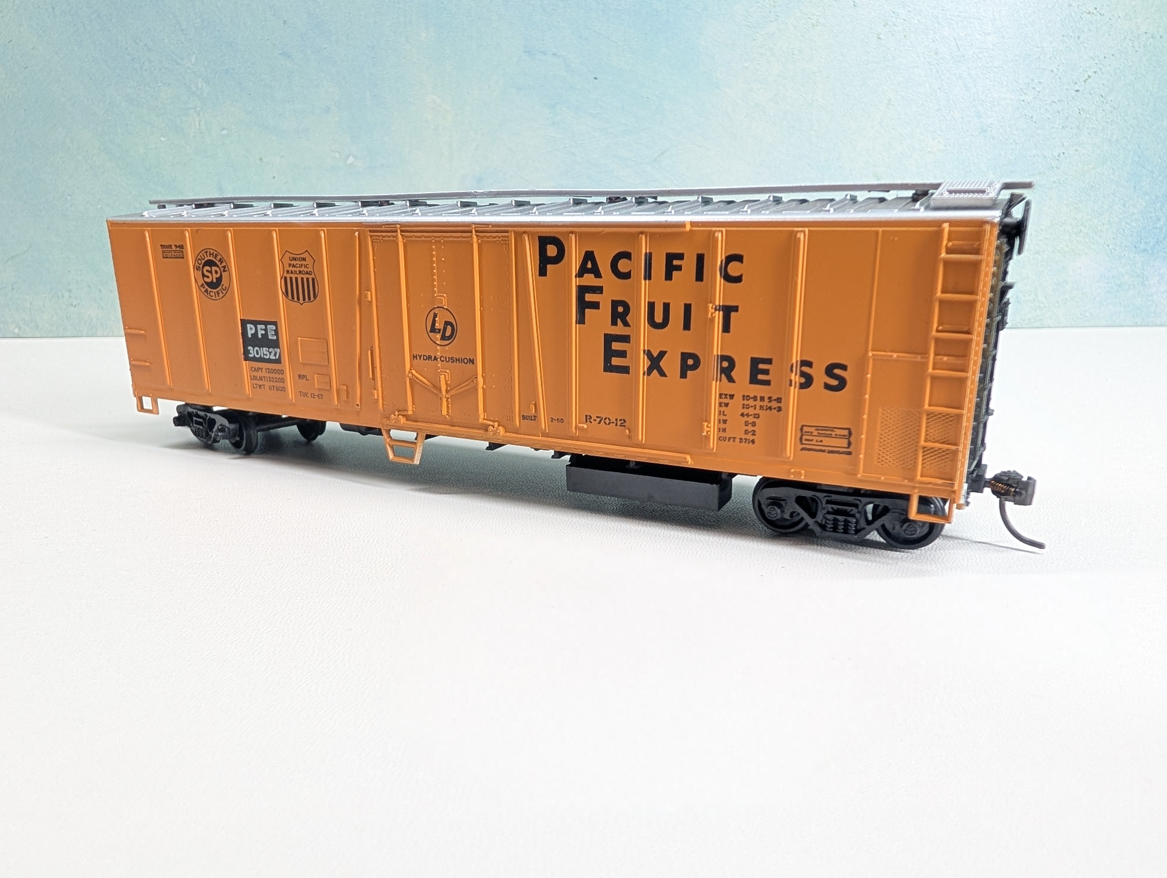 USED Athearn HO Scale 50' OB Reefer Box Car Pacific Fruit Express PFE #301527