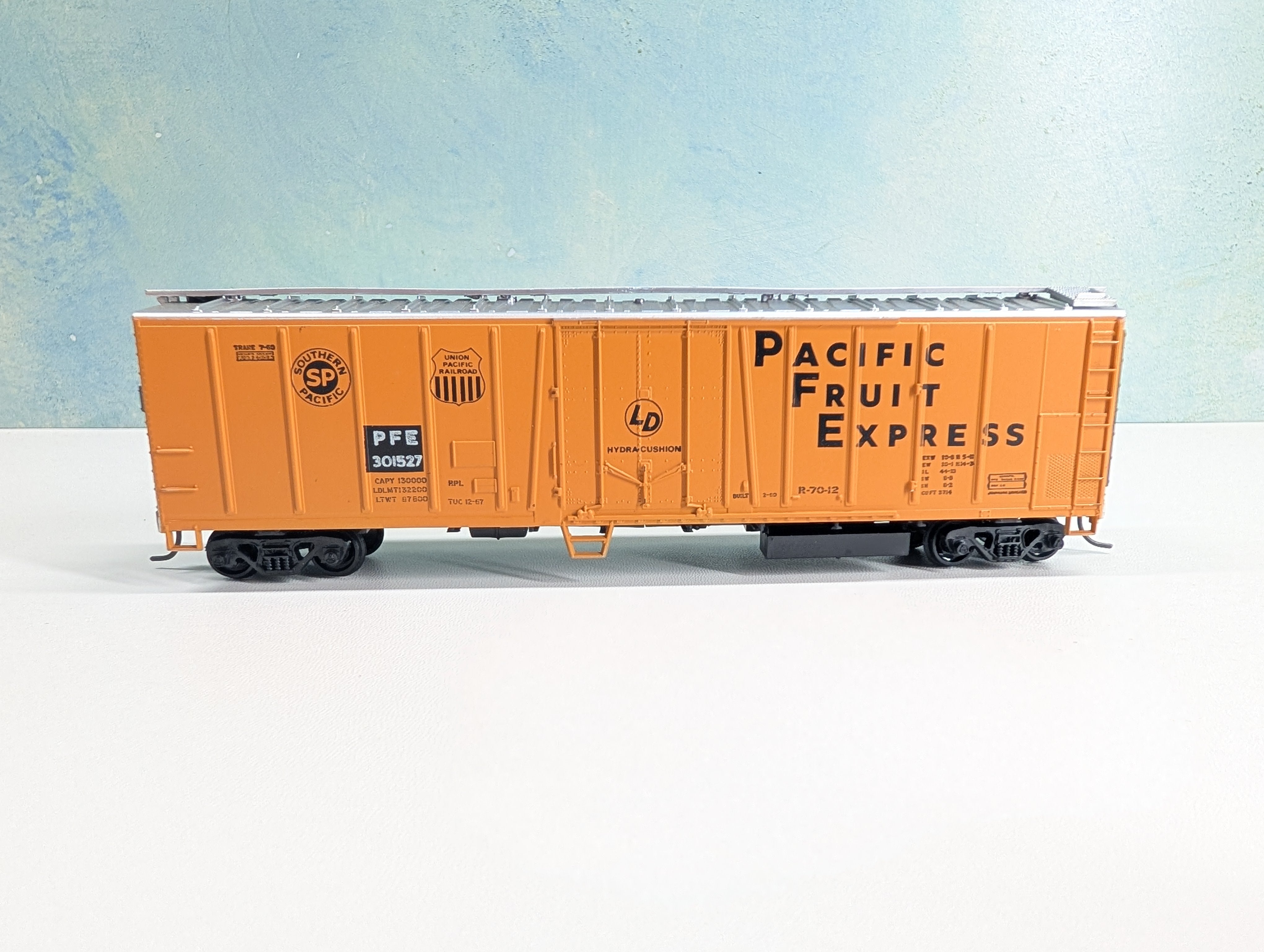 USED Athearn HO Scale 50' OB Reefer Box Car Pacific Fruit Express PFE #301527
