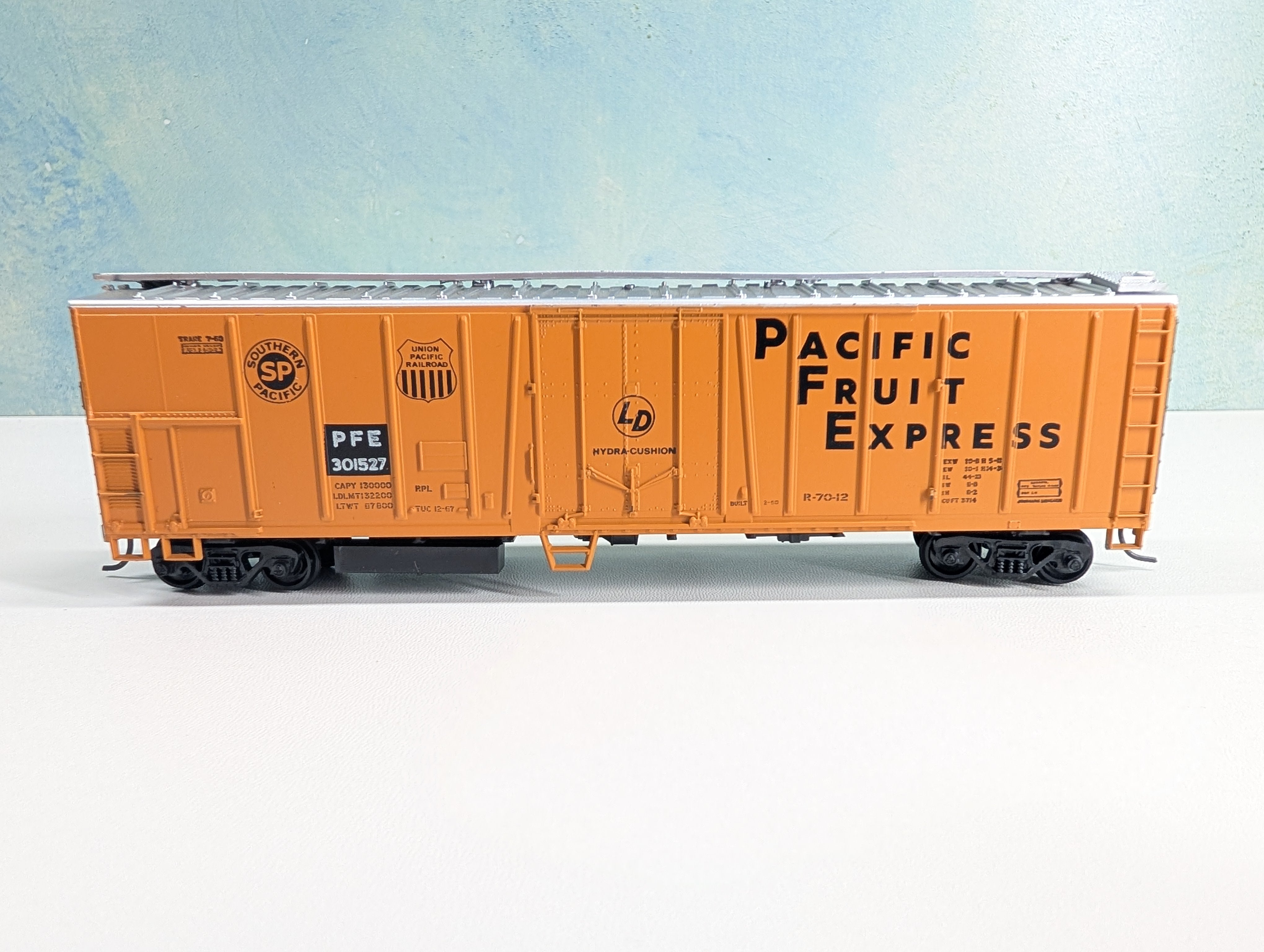 USED Athearn HO Scale 50' OB Reefer Box Car Pacific Fruit Express PFE #301527