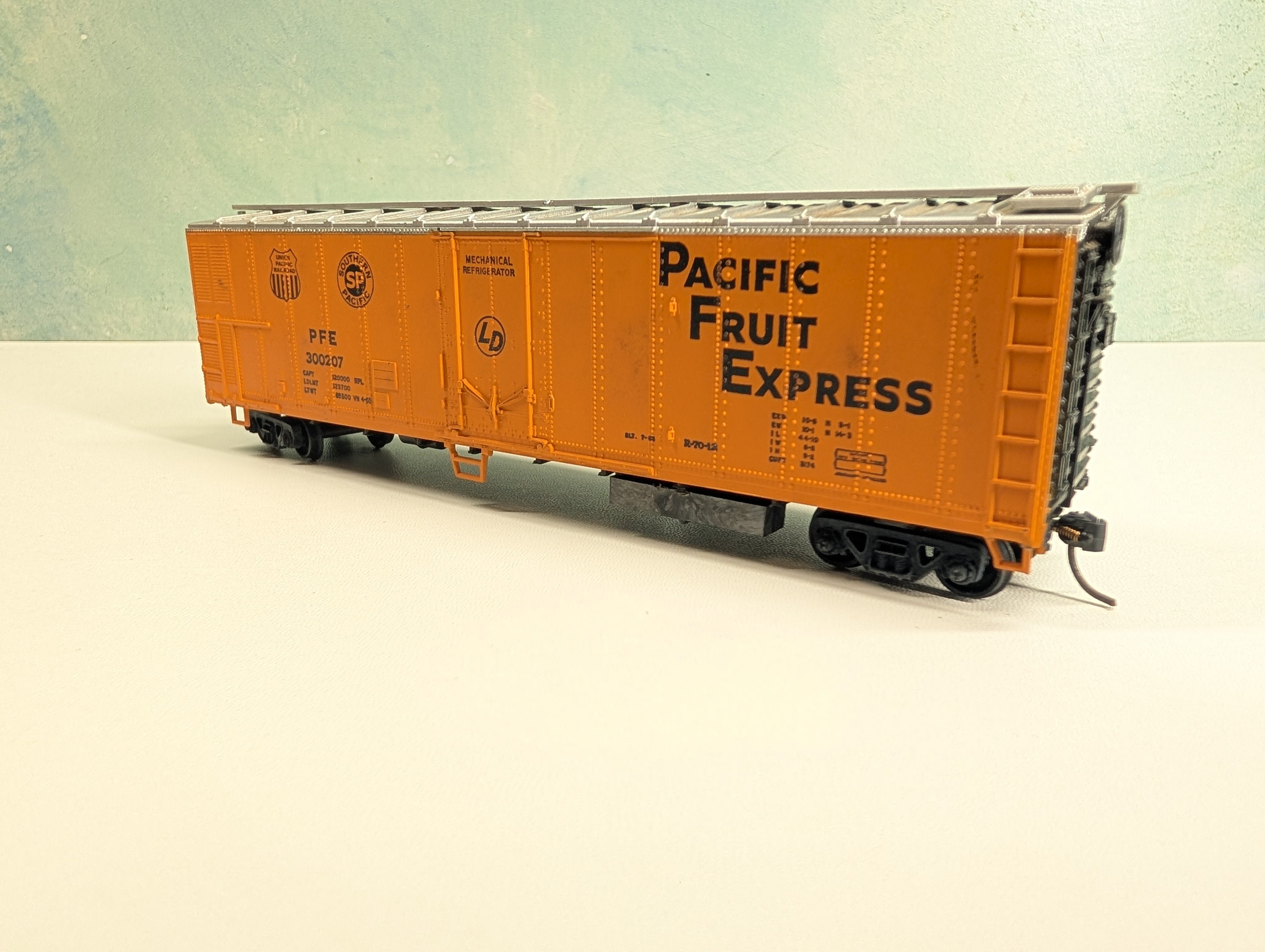 USED Athearn HO Scale 50' Reefer Box Car Pacific Fruit Express PFE #300207