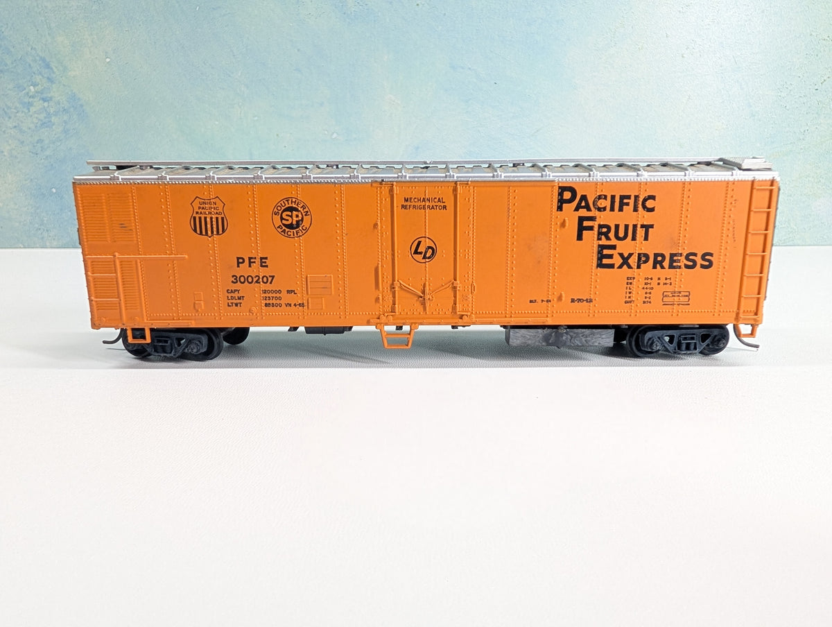 USED Athearn HO Scale 50' Reefer Box Car Pacific Fruit Express PFE #300207