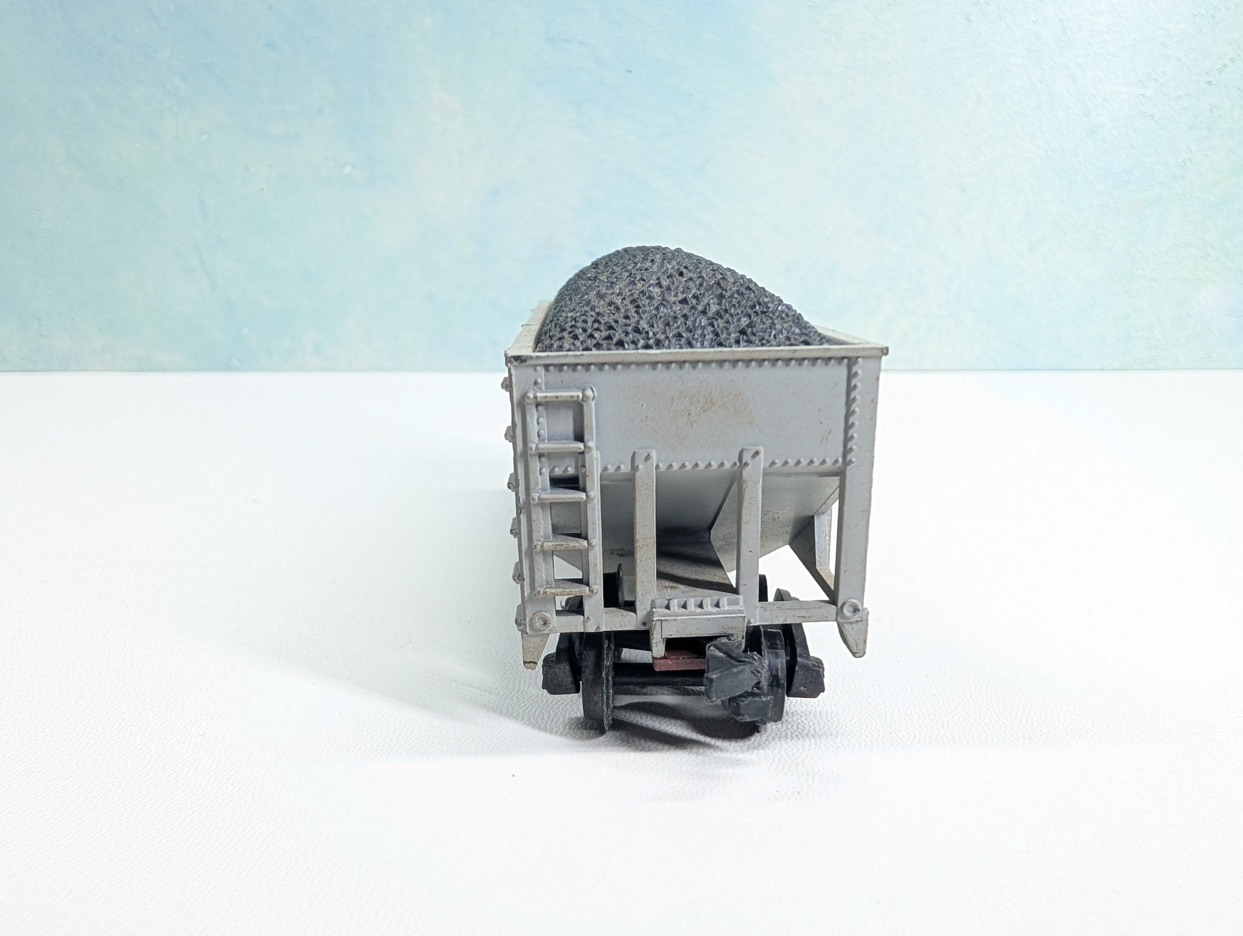 USED HO Scale 2 Bay Hopper with Coal Chesapeake and Ohio C&O #1143