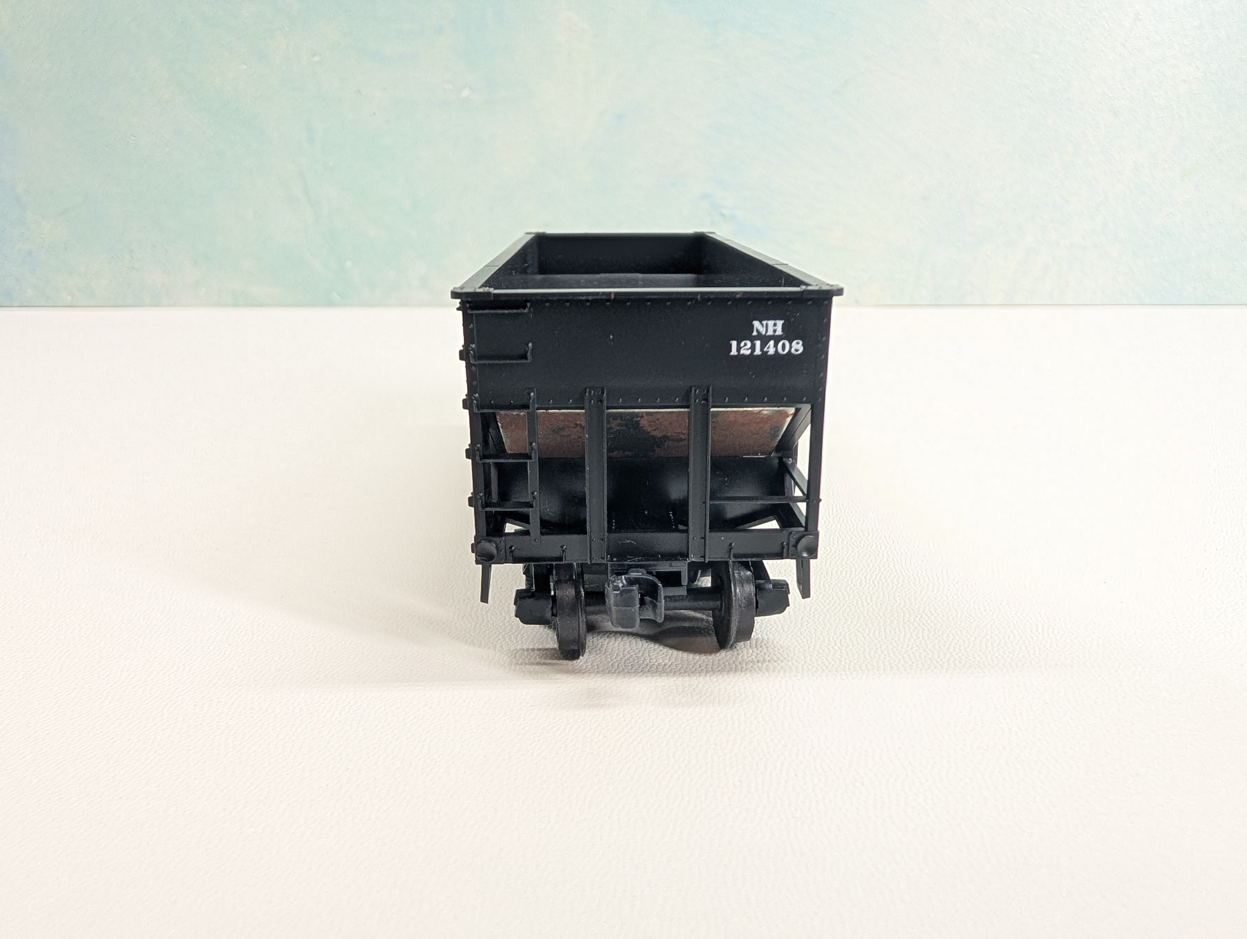 USED Accurail HO Scale 2 Bay Hopper New Haven NH #121408