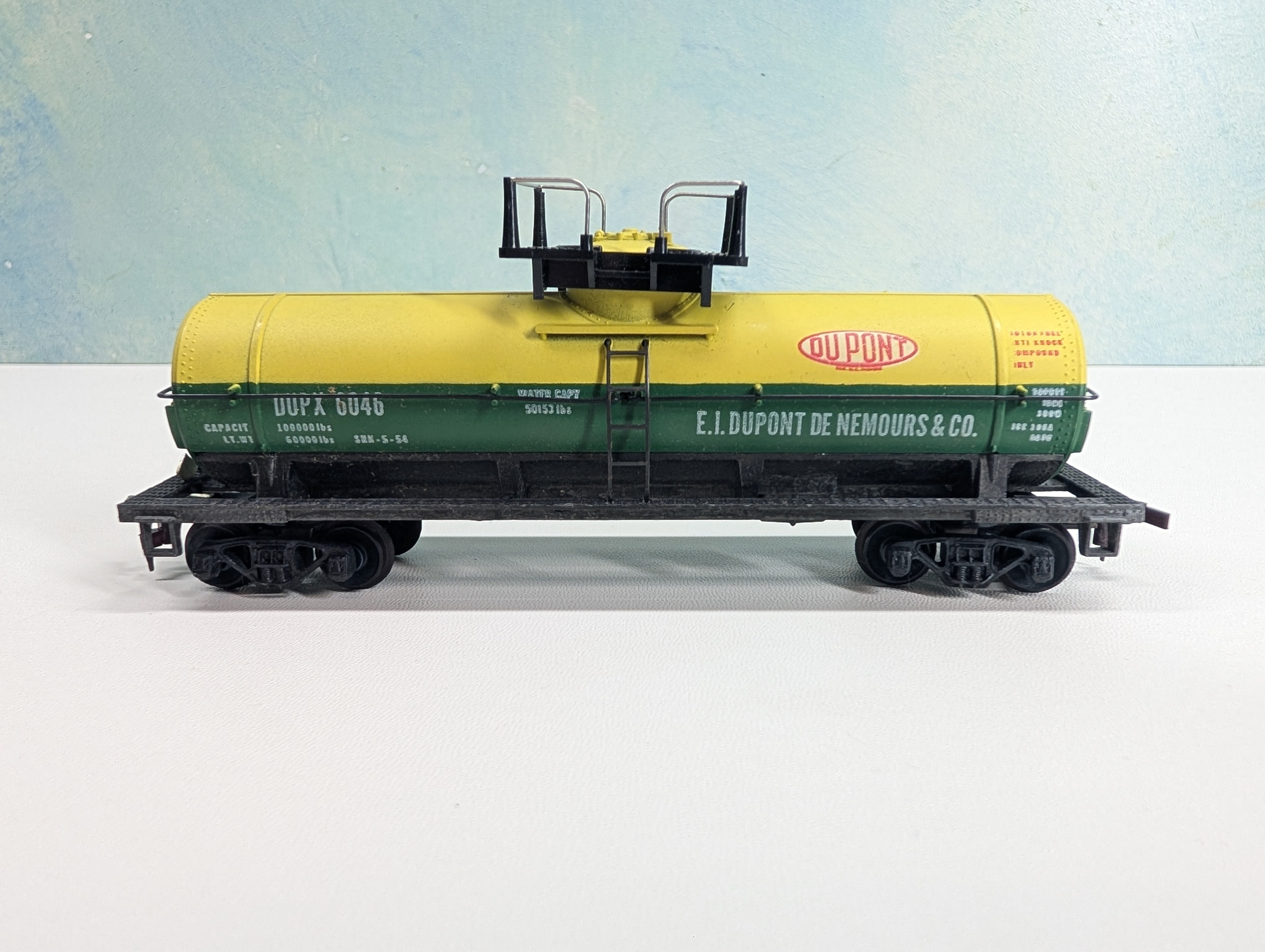 USED Mantua HO Scale Tank Car DuPont DUPX #6046