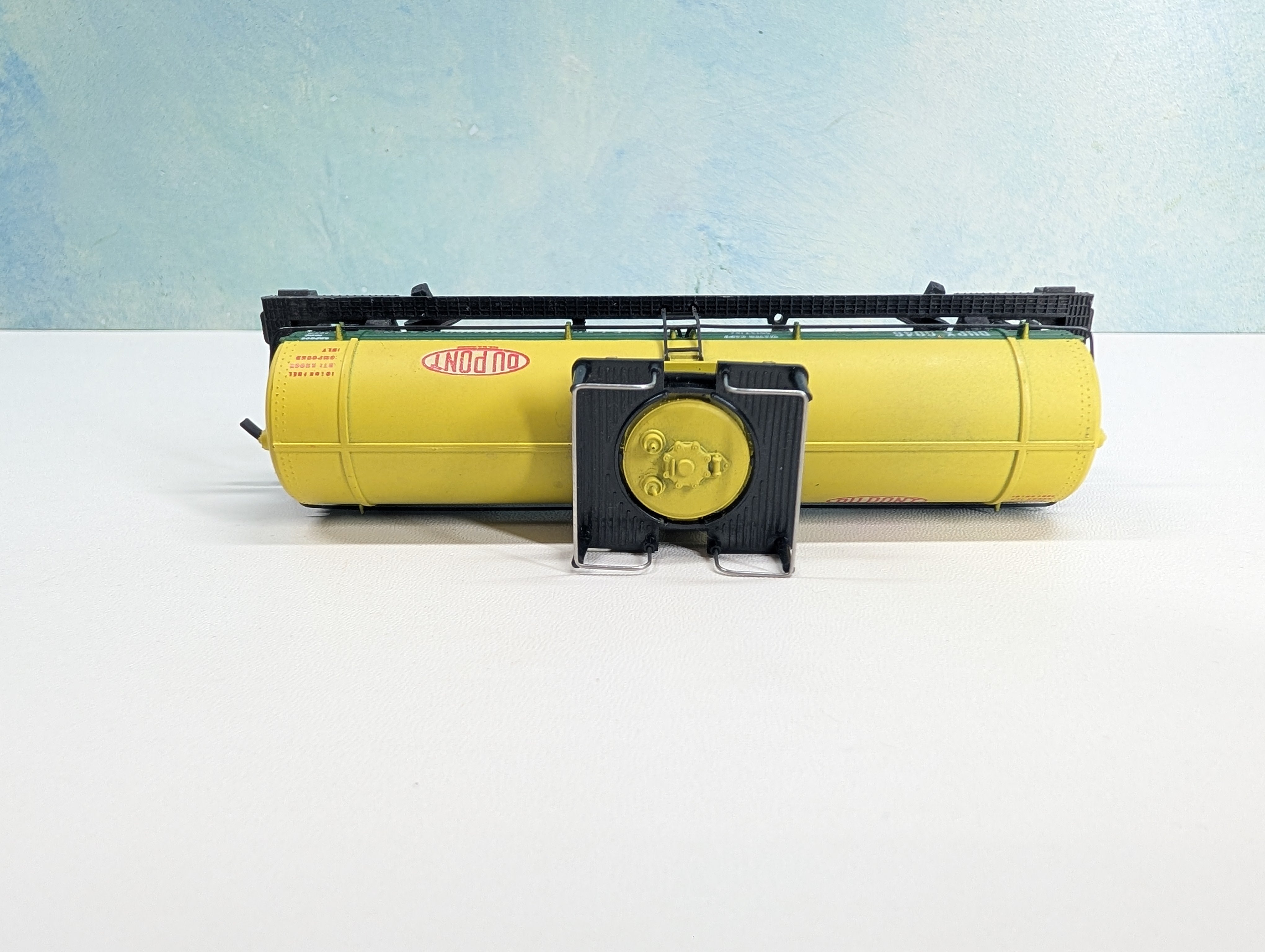 USED Mantua HO Scale Tank Car DuPont DUPX #6046
