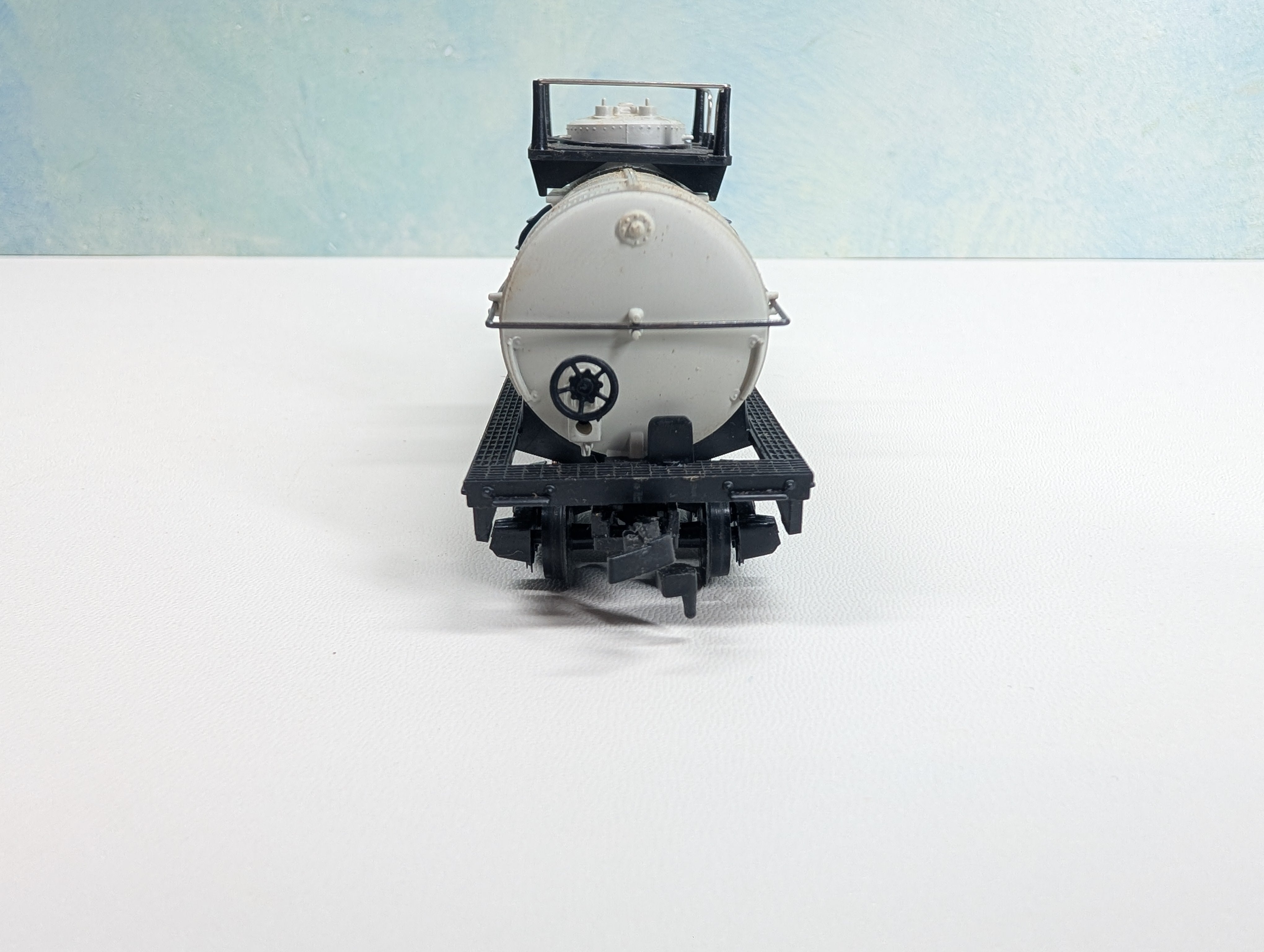 USED Tyco HO Scale Tank Car Diamond Chemicals #74425