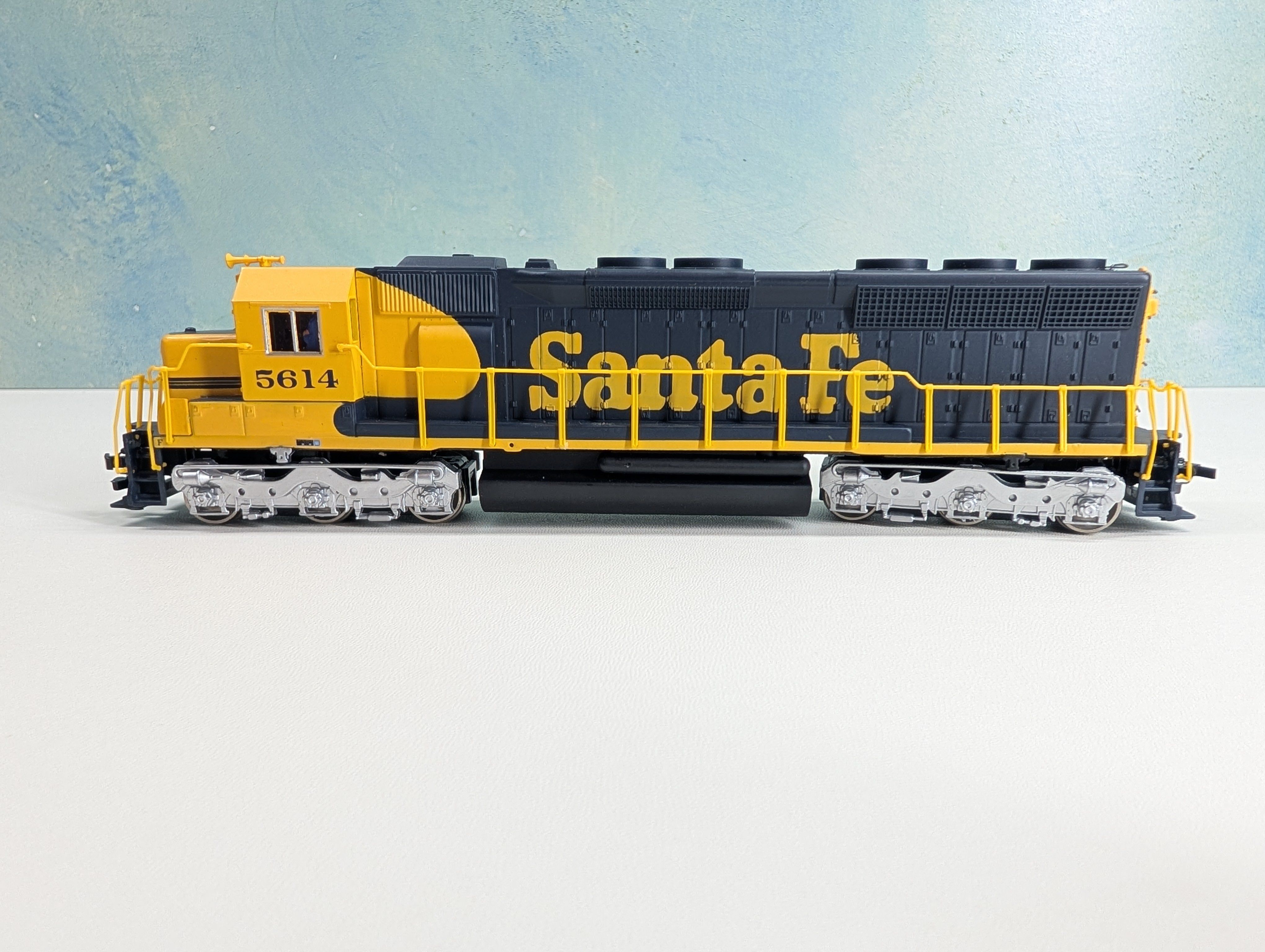 USED Bachmann 11613 HO Scale EMD SD45 Diesel Locomotive Santa Fe #5614 Runs Great! DC