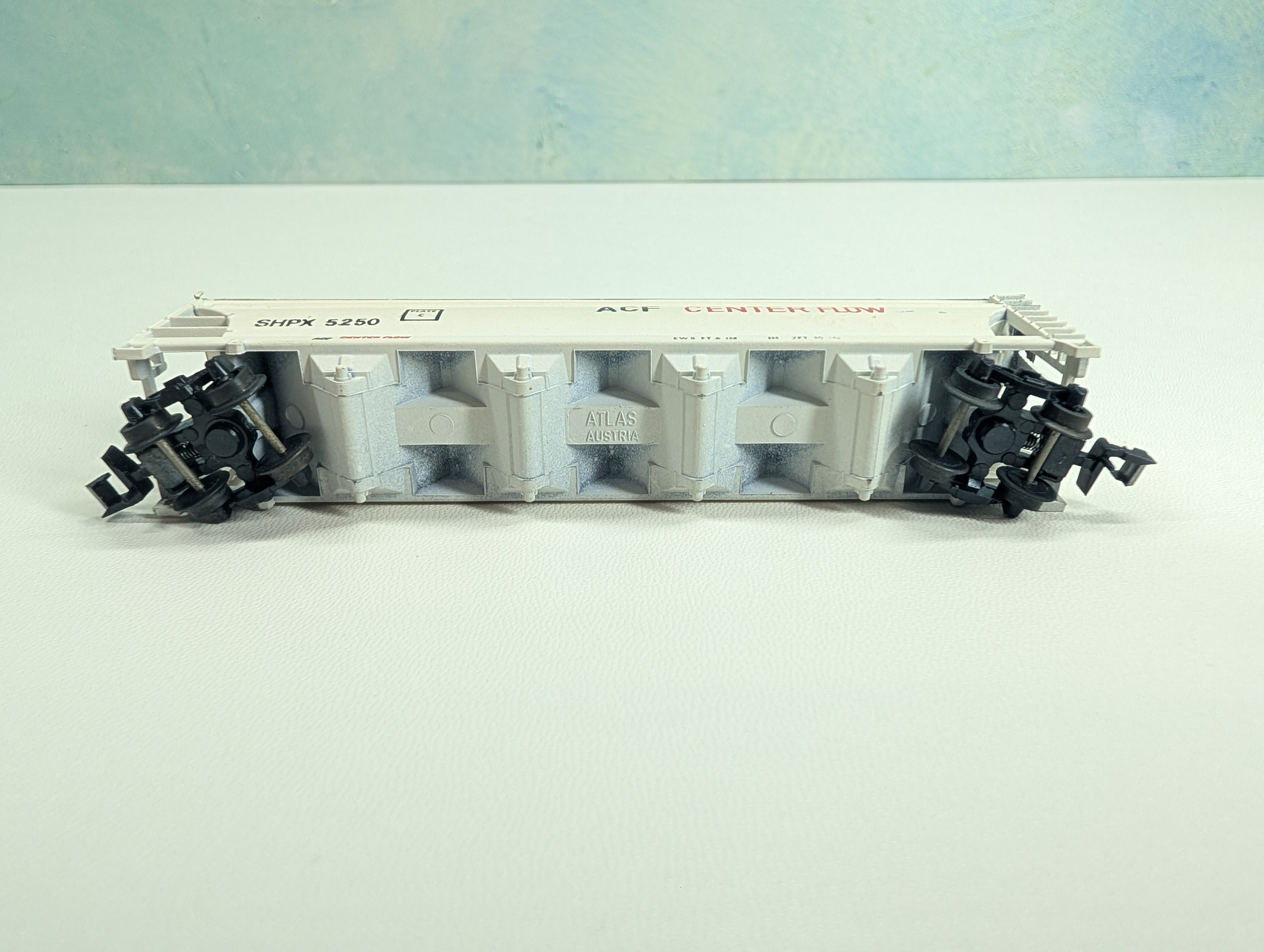 USED Atlas 2321 N Scale Centerflow Covered Hopper Shippers Car Line SHPX #5250