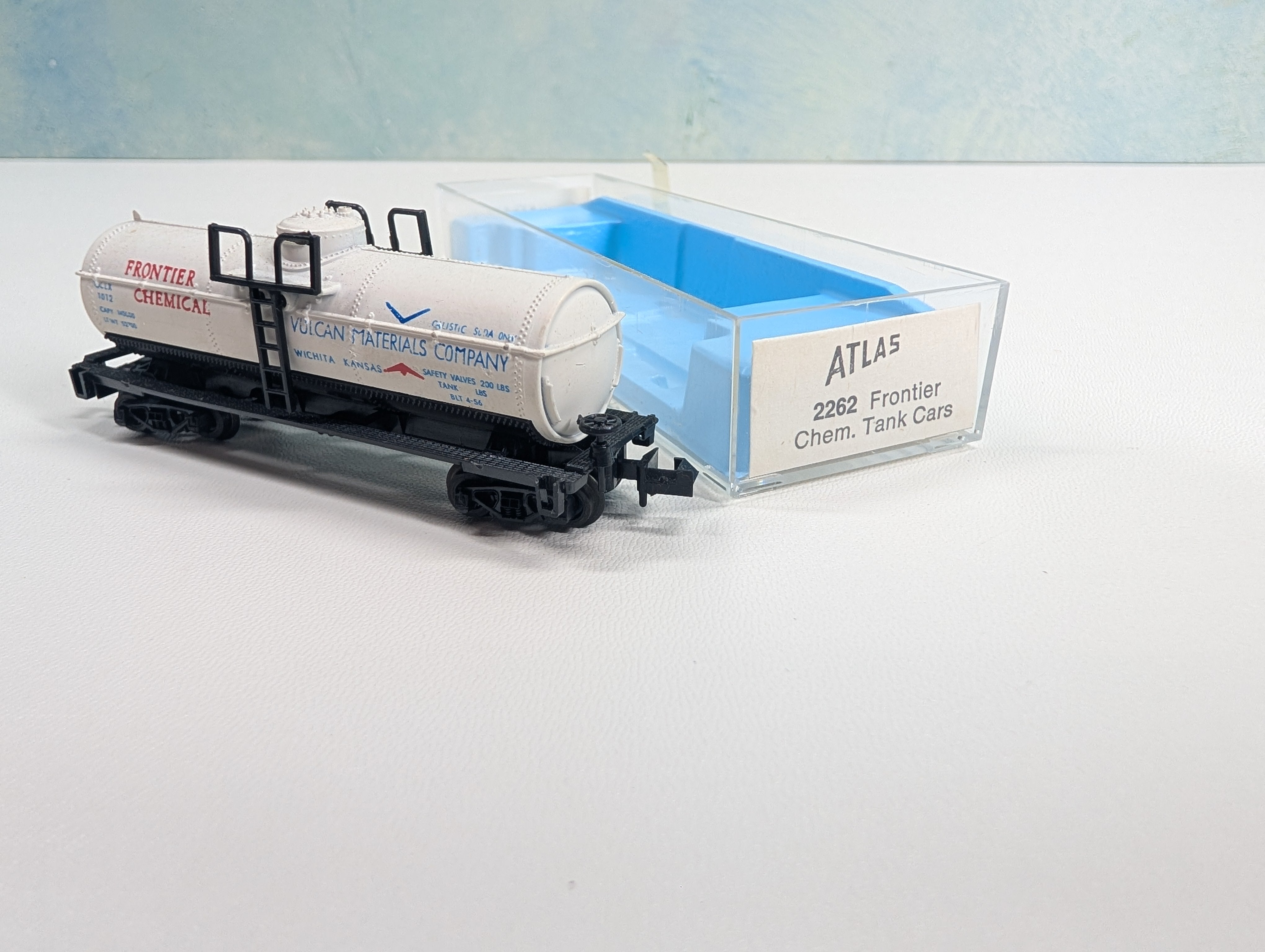 USED Atlas 2262 N Scale Tank Car Frontier Chemical UCLX #1012