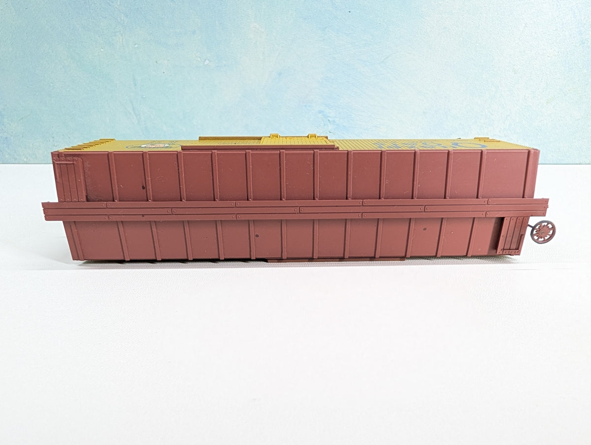 USED TRAIN MINIATURE HO Scale 40' Wooden Reefer Box Car, Billboard Quaker Oats #647