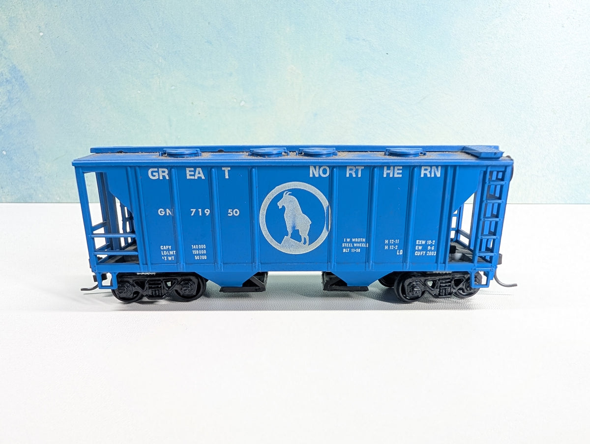USED Roundhouse HO Scale 2 Bay Covered Hopper Great Northern GN #71950