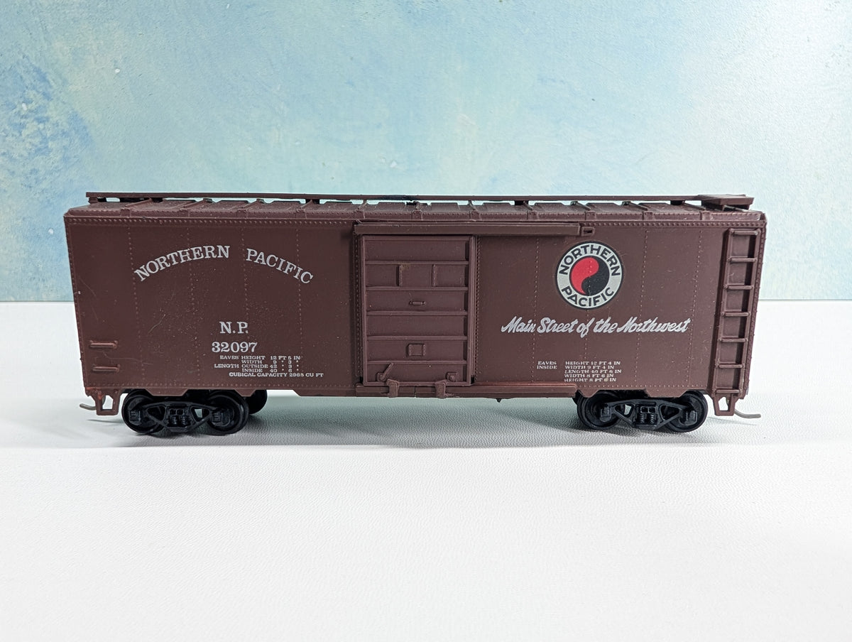 USED Roundhouse HO Scale 40' Box Car Northern Pacific NP #32097