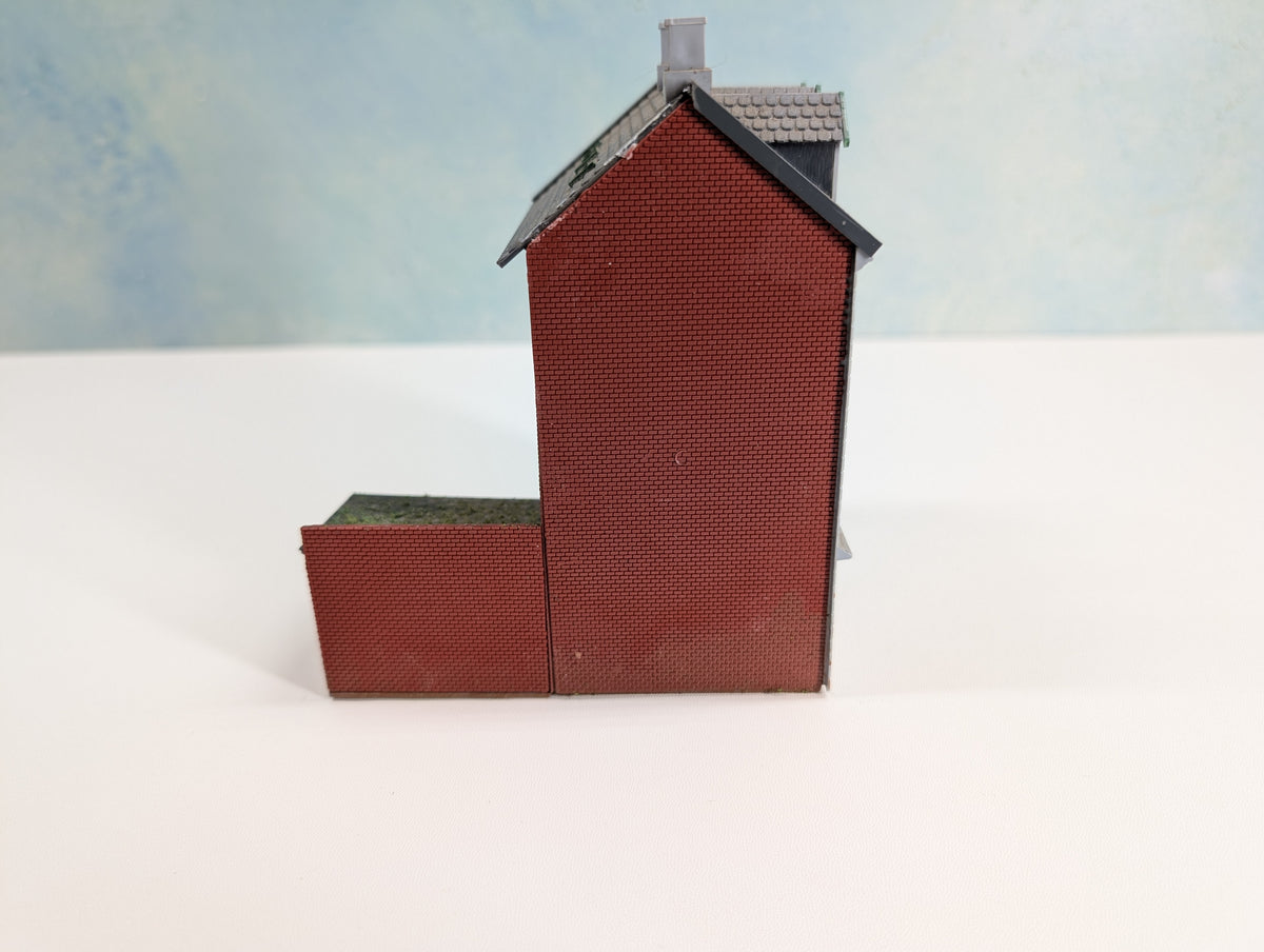USED HO Scale Bicycle Shop, Brick Storefront