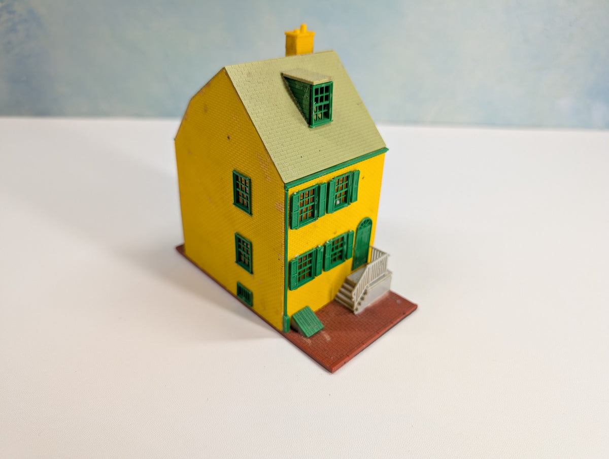 USED HO Scale Yellow and Green House