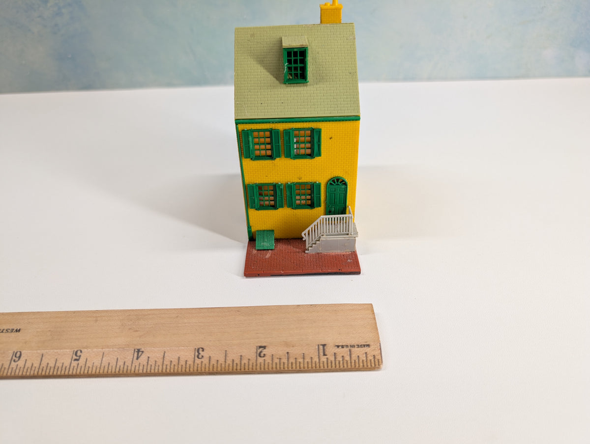 USED HO Scale Yellow and Green House