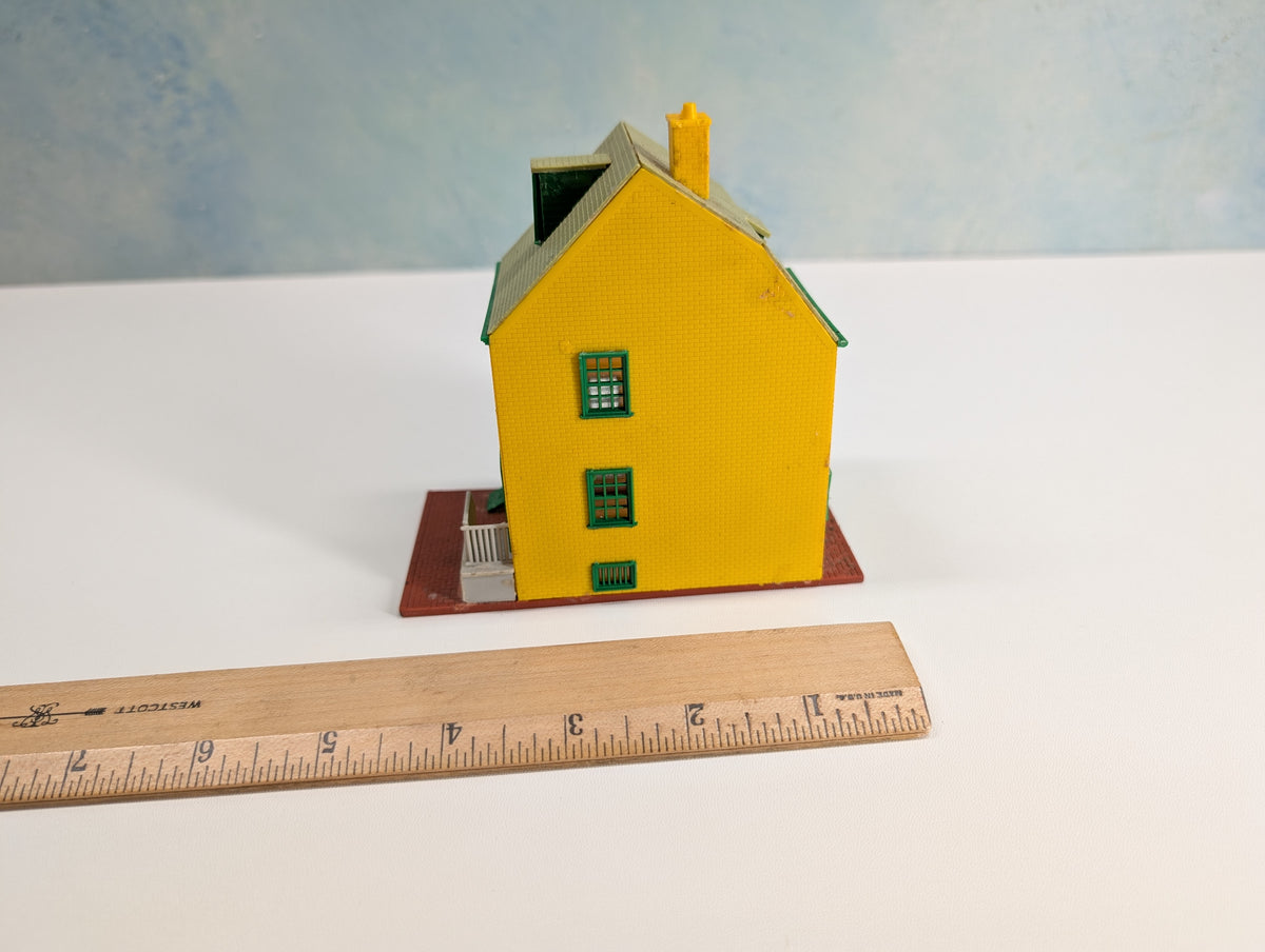 USED HO Scale Yellow and Green House