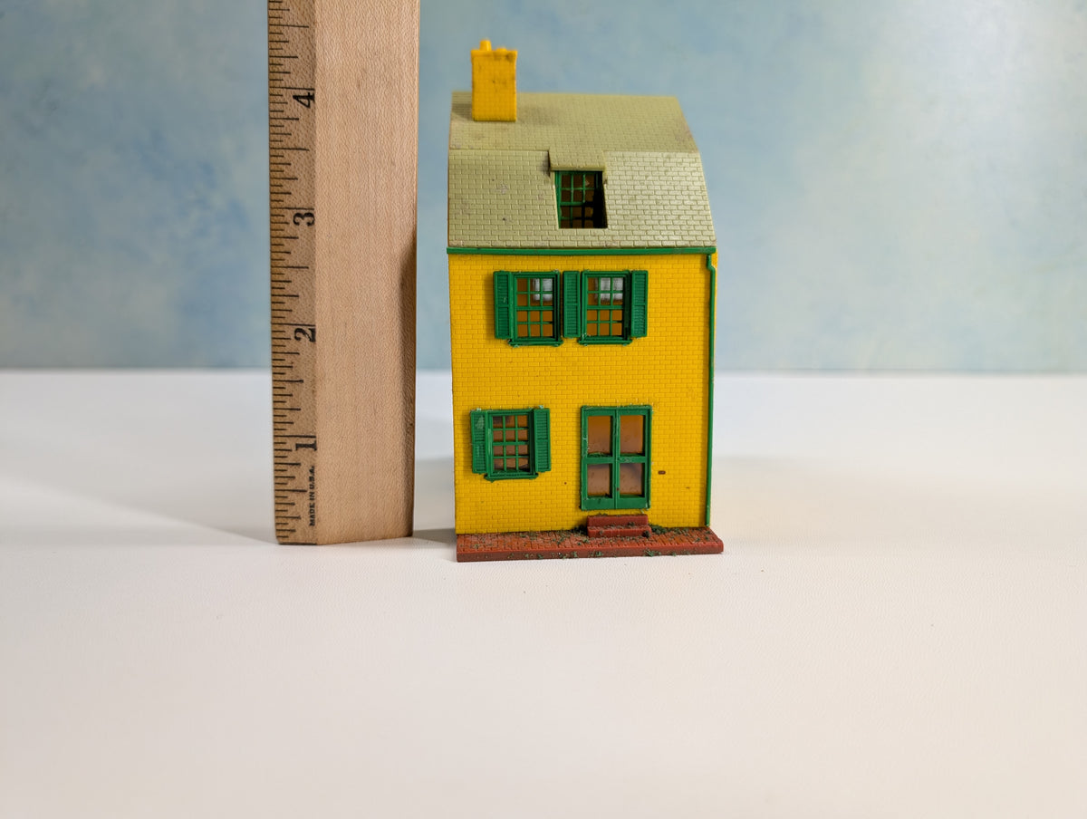 USED HO Scale Yellow and Green House