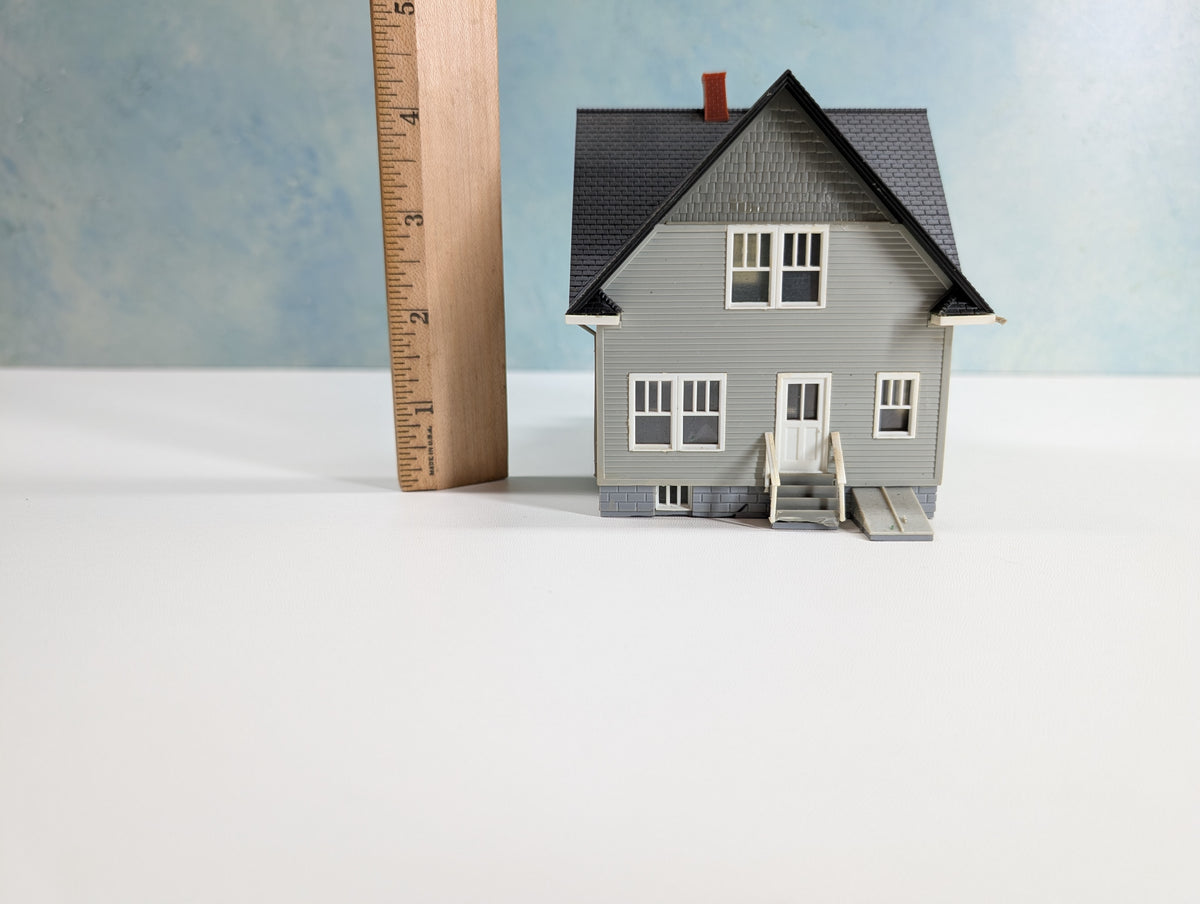 USED HO Scale Gray Farm House