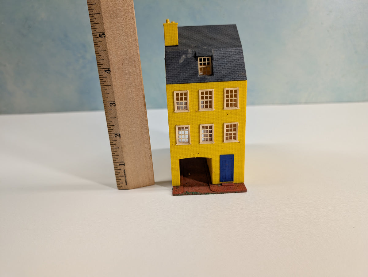 USED HO Scale Yellow and Dark Blue House