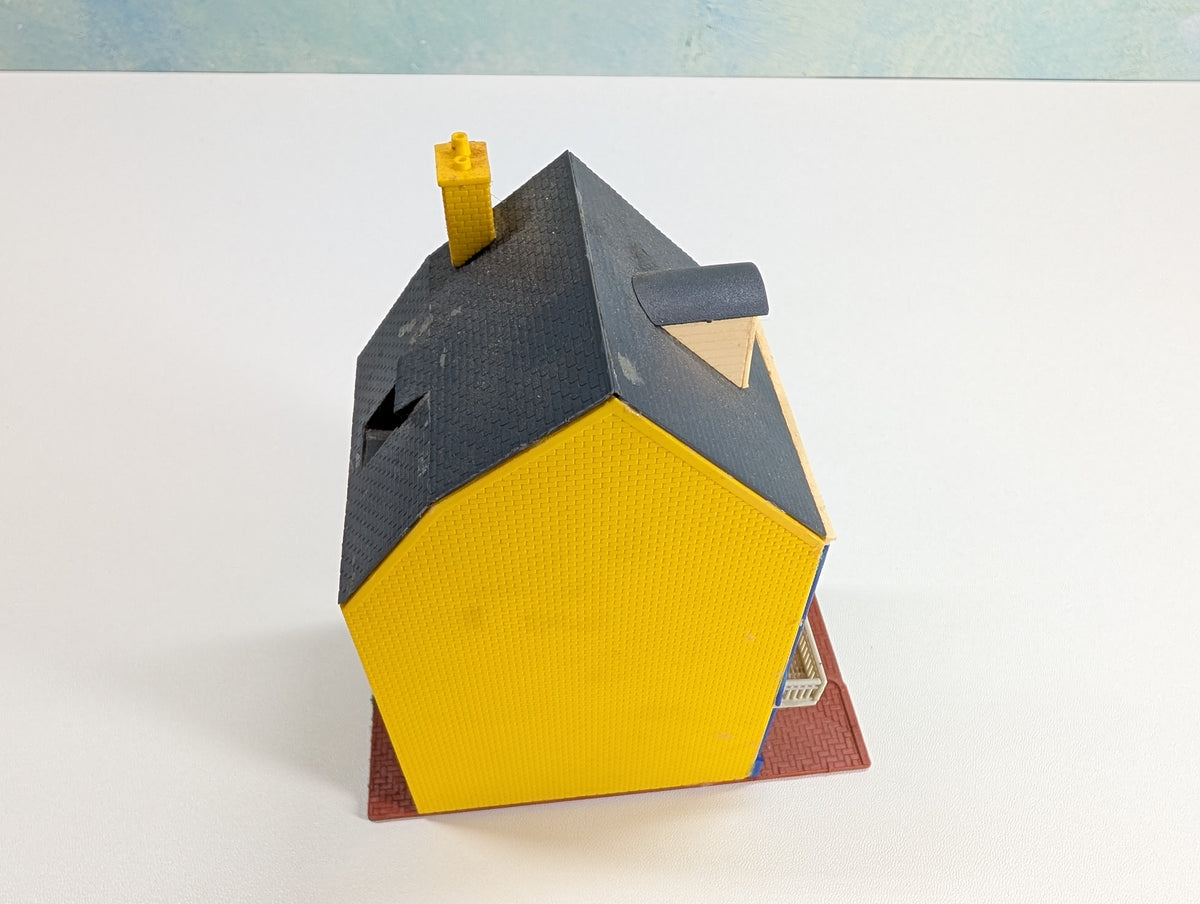 USED HO Scale Yellow and Dark Blue House