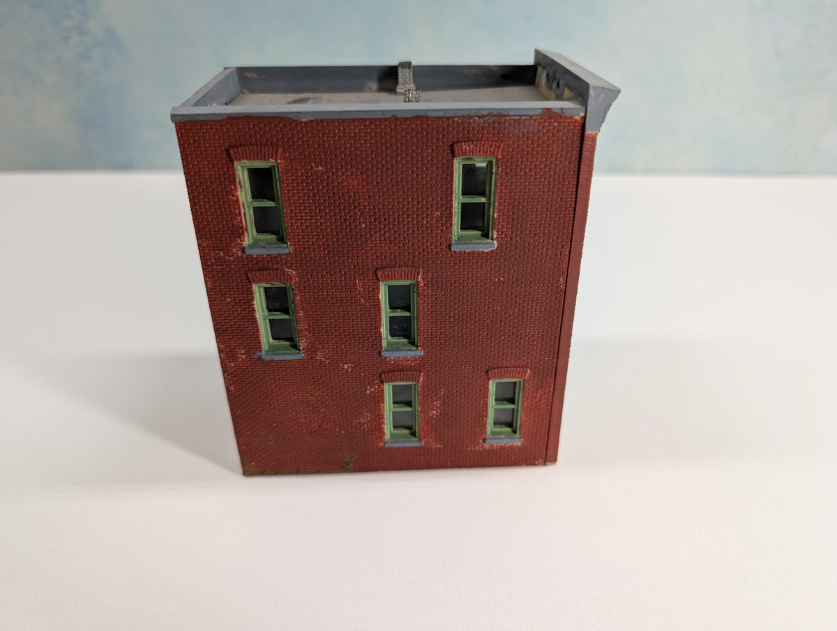 USED HO Scale Brick Apartment Building