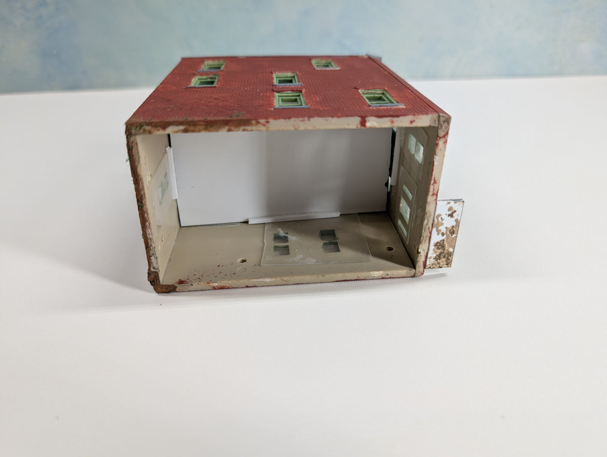 USED HO Scale Brick Apartment Building