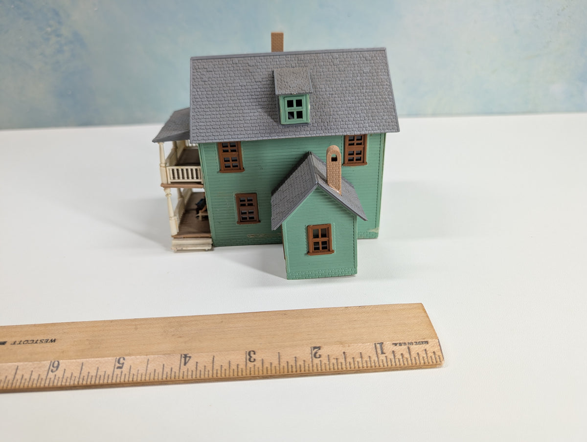 USED HO Scale Green Farm House