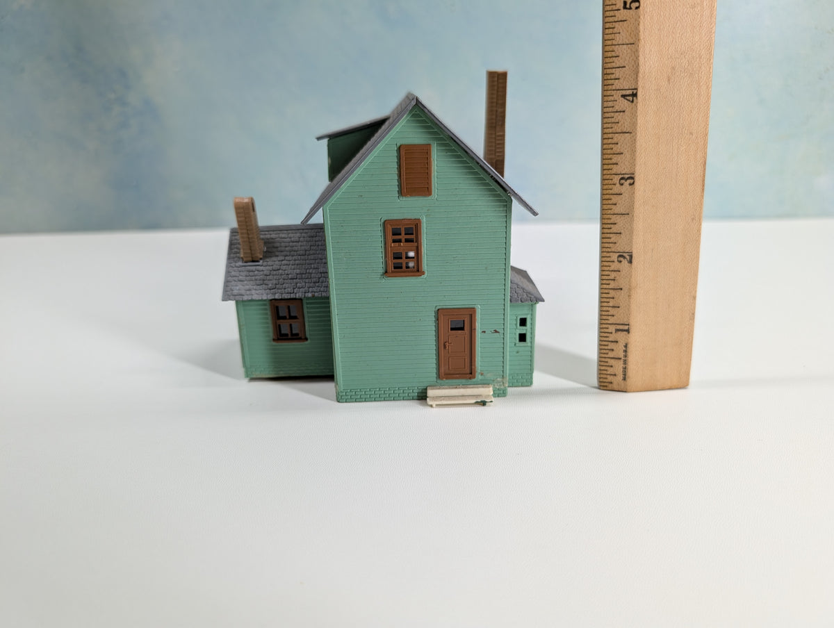USED HO Scale Green Farm House