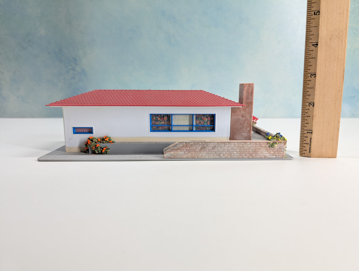 USED Hoffmann 520 HO Scale One Story Home w/ Stone Patio