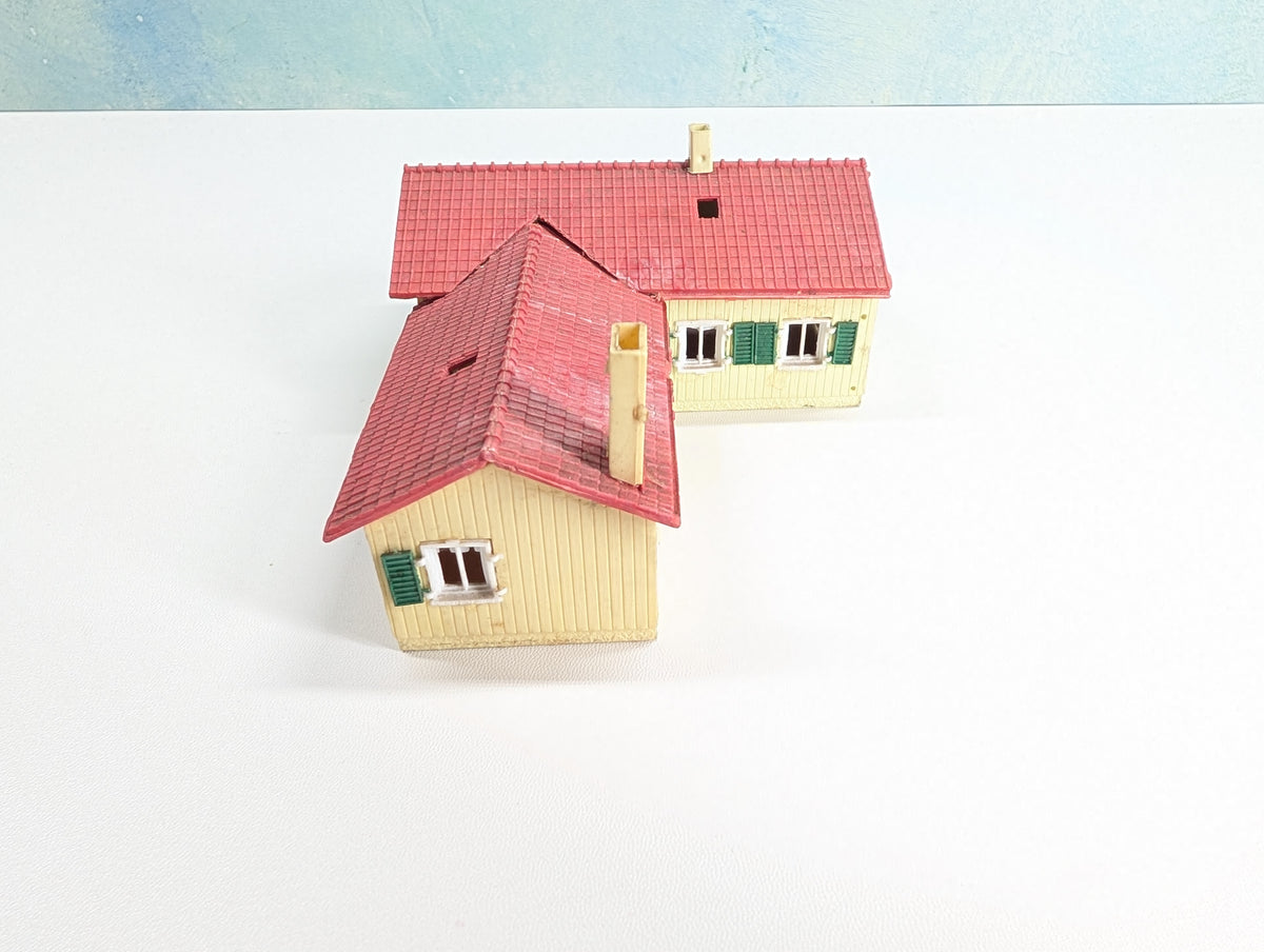 USED HO Scale Yellow House