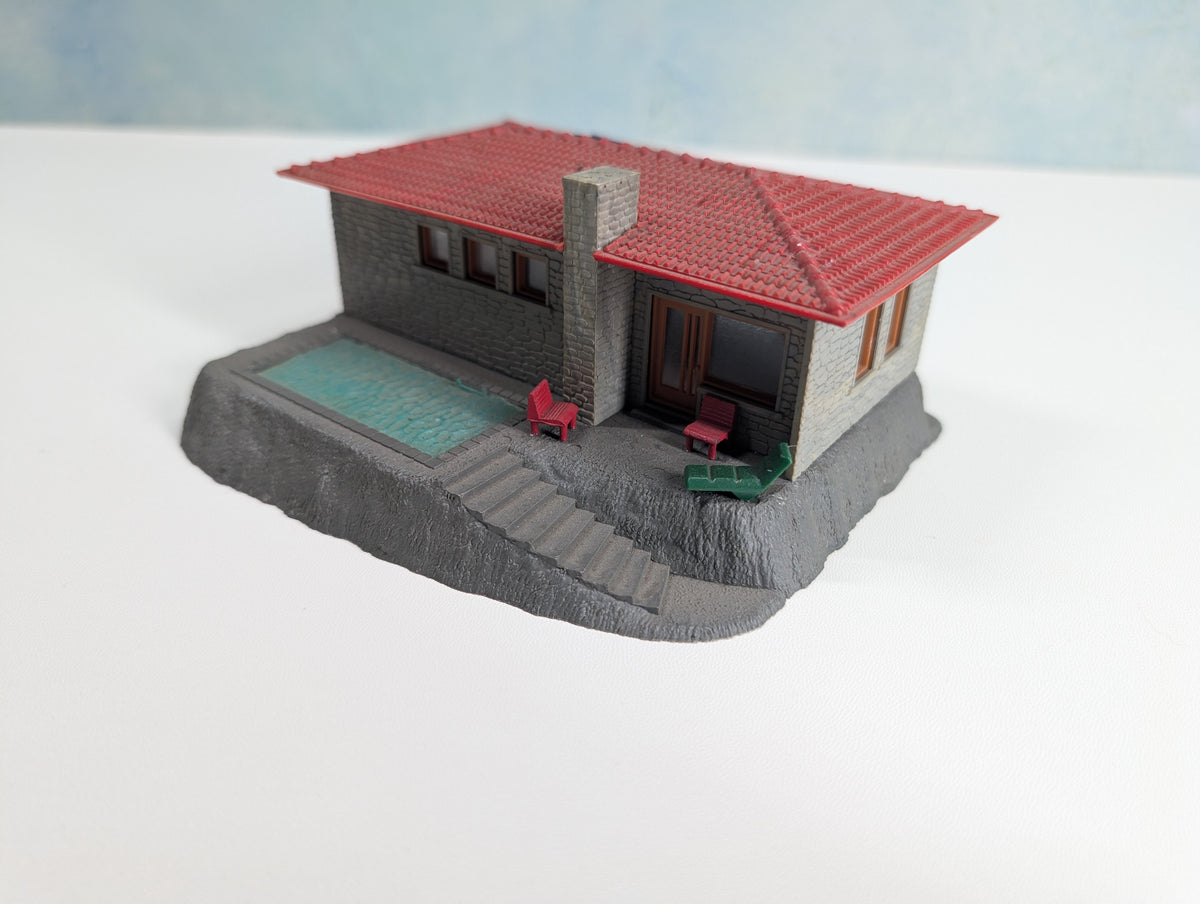 USED Pola HO Scale House w/ Pool