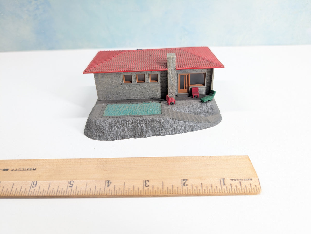 USED Pola HO Scale House w/ Pool