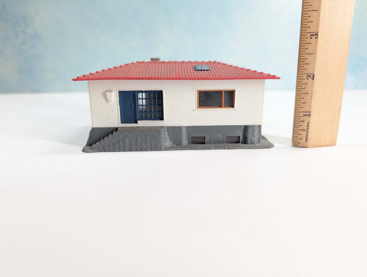 USED Pola HO Scale House w/ Pool