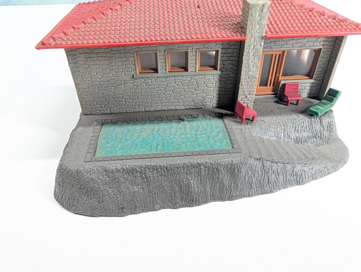 USED Pola HO Scale House w/ Pool