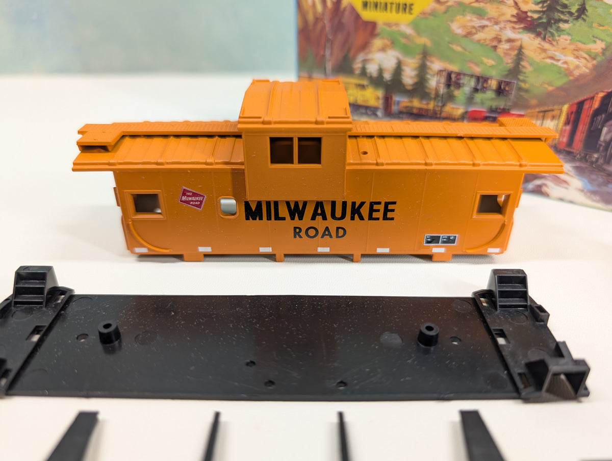 USED Athearn 5378 HO Scale Wide Vision Caboose Milwaukee Road MILW KIT