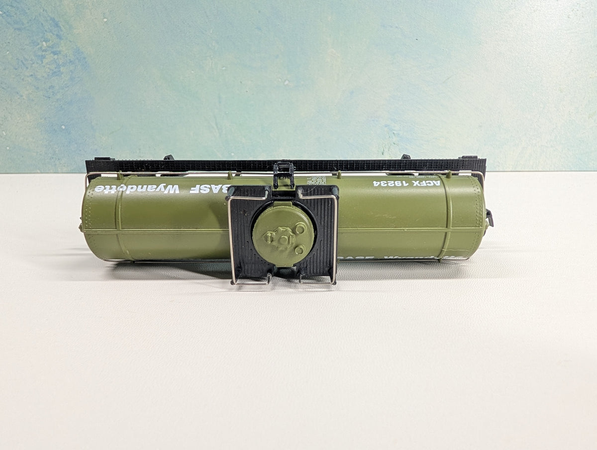 USED IHC HO Scale Tank Car BASF Wyandotte ACFX #19234
