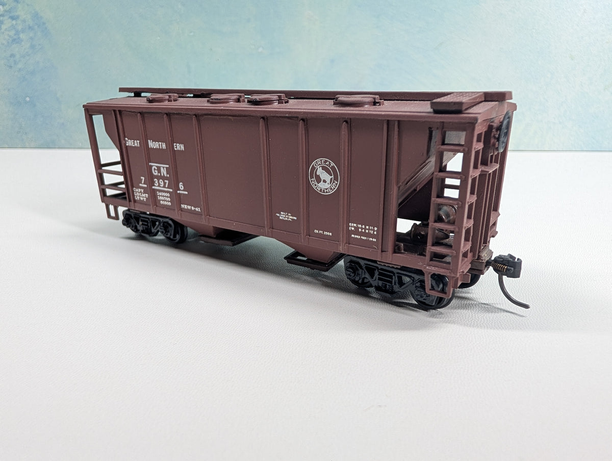 USED Roundhouse HO Scale Covered Hopper Great Northern GN #73976