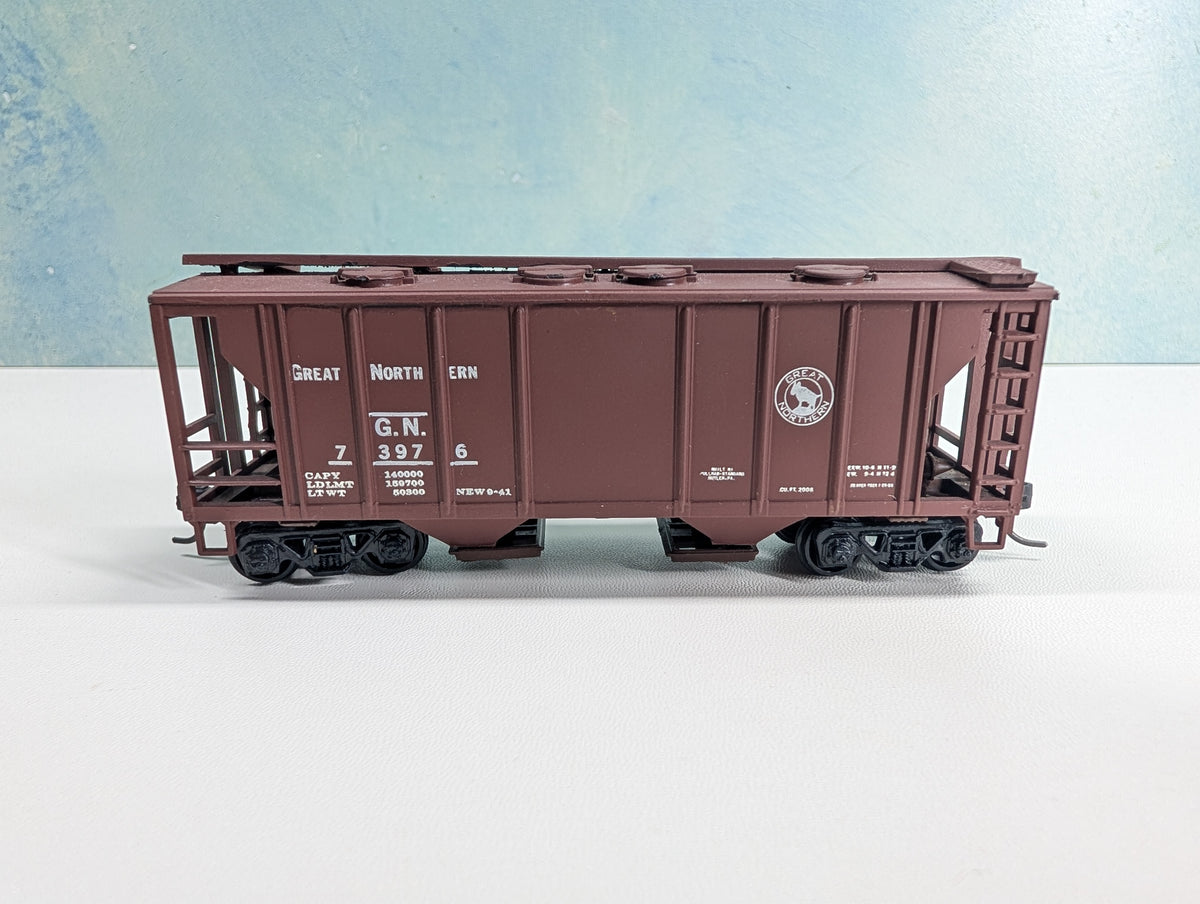 USED Roundhouse HO Scale Covered Hopper Great Northern GN #73976