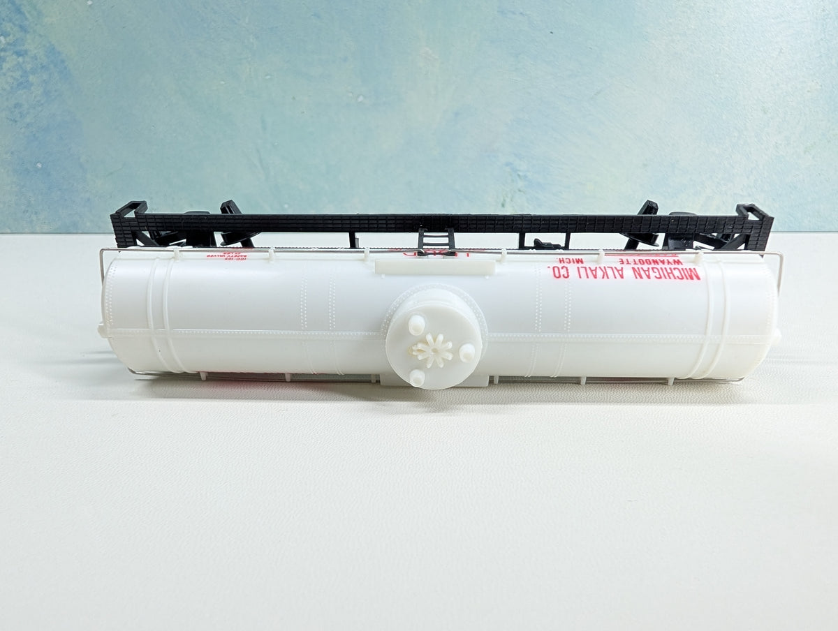 USED HO Scale Single Dome Tank Car Michigan Alkali Co GATX #39617