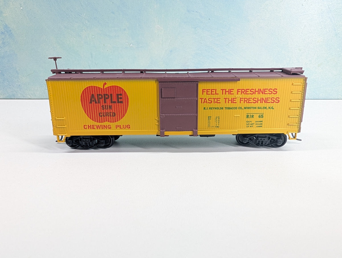 USED TRAIN MINIATURE HO Scale 40' Wood Box Car, Tobacco Series Apple Chewing Plug RJR #65