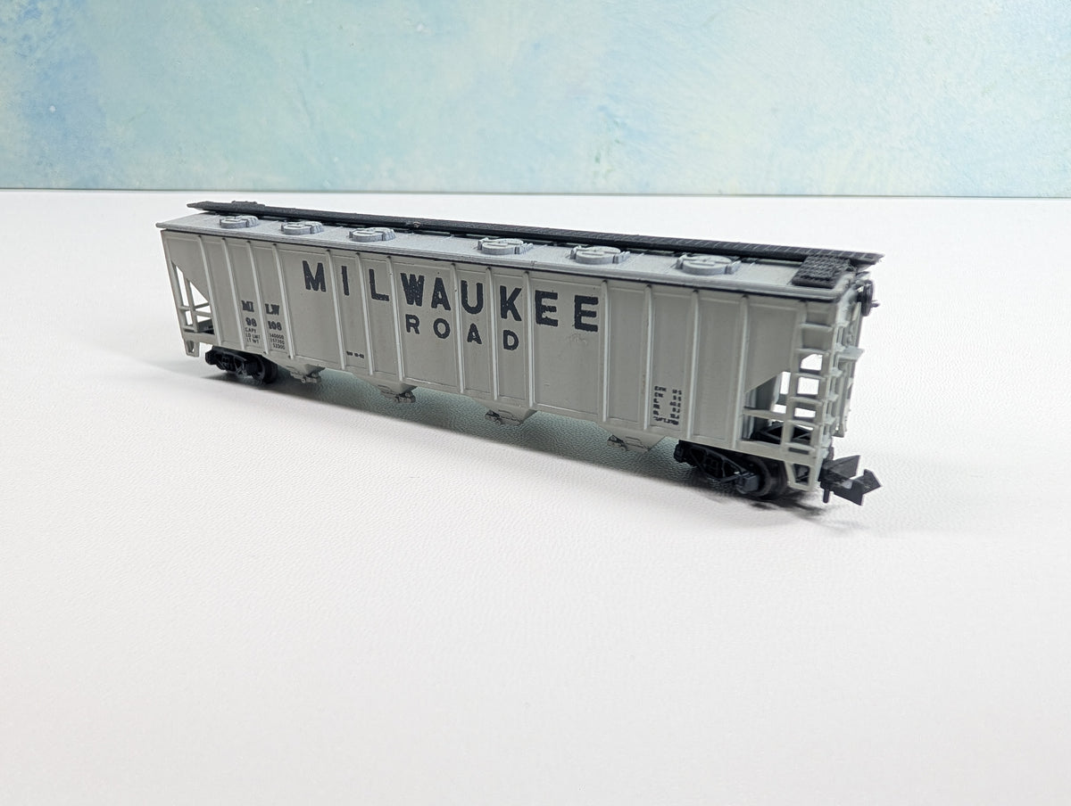 USED N Scale Covered Hopper Milwaukee Road MILW #98108