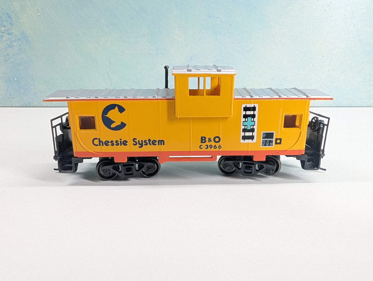 USED Bachmann HO Scale Caboose Chessie System B&O #C-3966 Metal Wheels